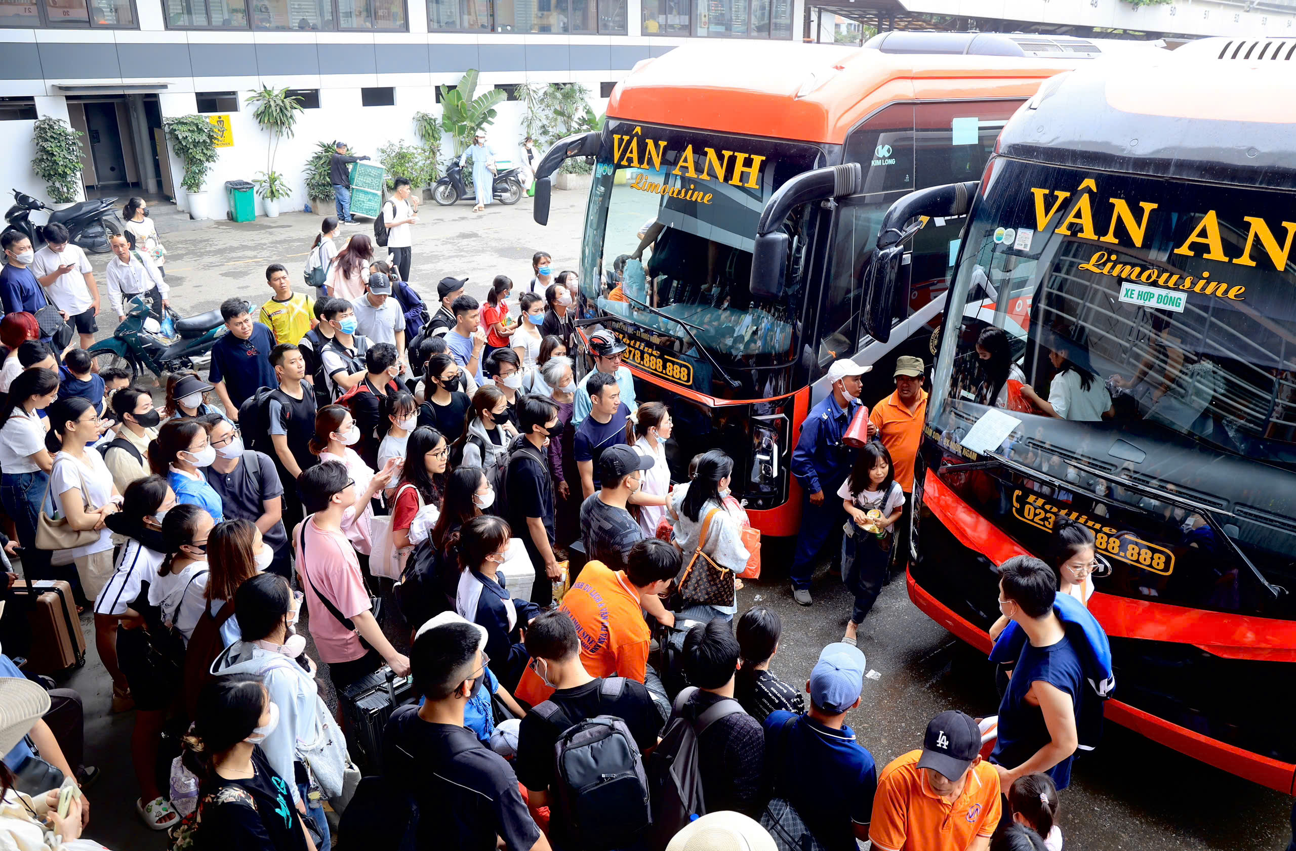 Bến xe H&agrave; Nội tấp nập ng&agrave;y đầu nghỉ lễ 30/4 - 1/5- Ảnh 7.