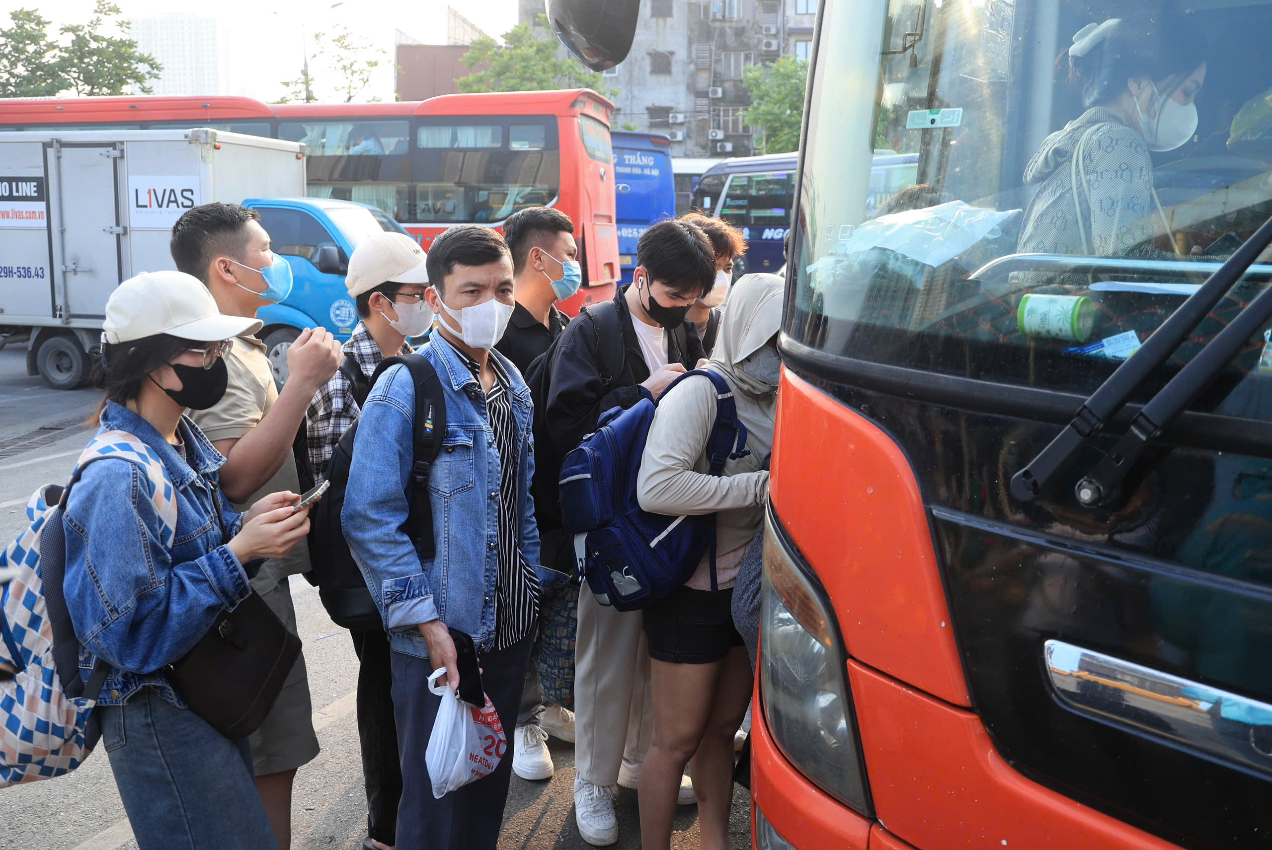 Bến xe H&agrave; Nội tấp nập ng&agrave;y đầu nghỉ lễ 30/4 - 1/5- Ảnh 13.