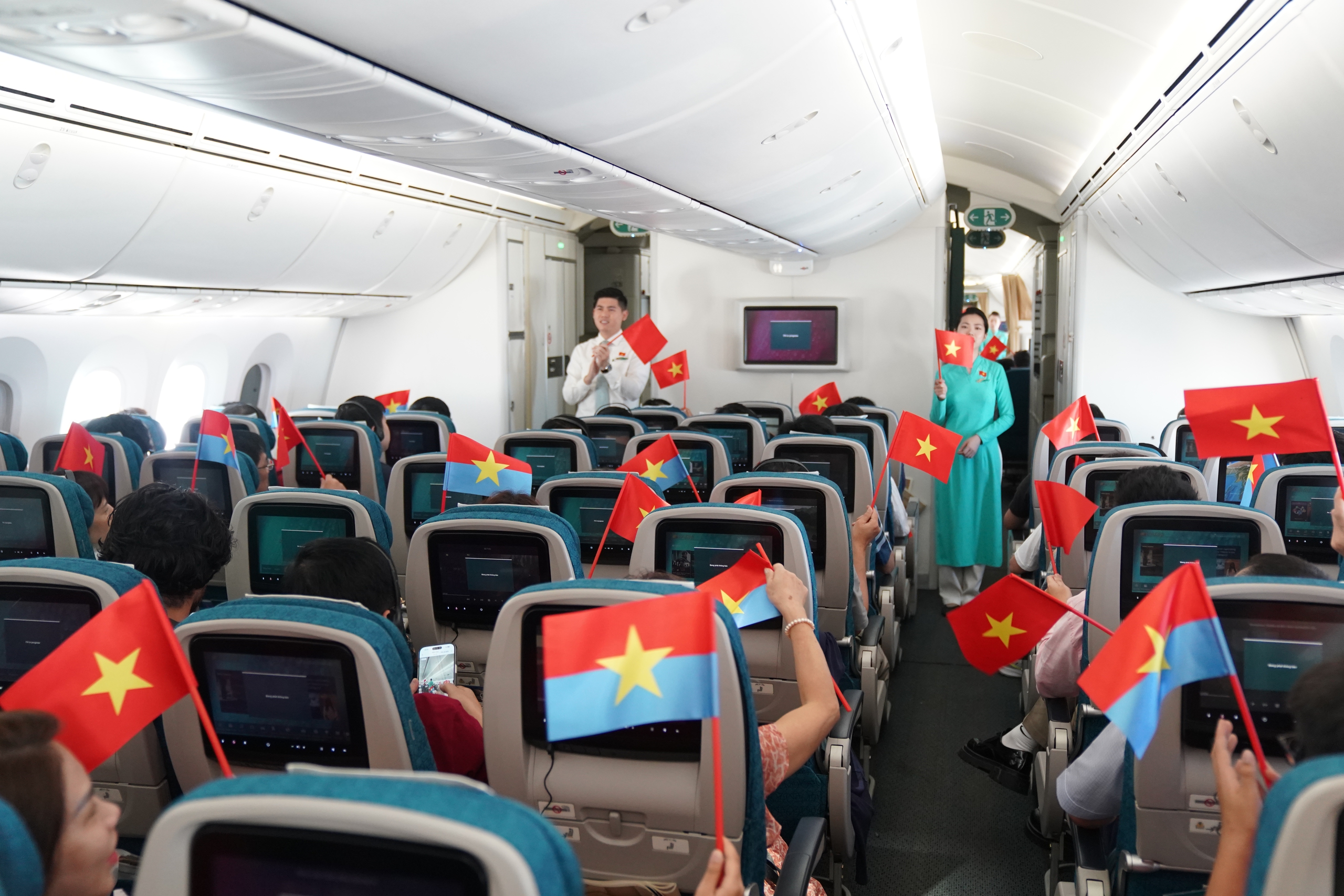 Chuyến bay đặc biệt trong ng&agrave;y hội Thống nhất non s&ocirc;ng- Ảnh 2.