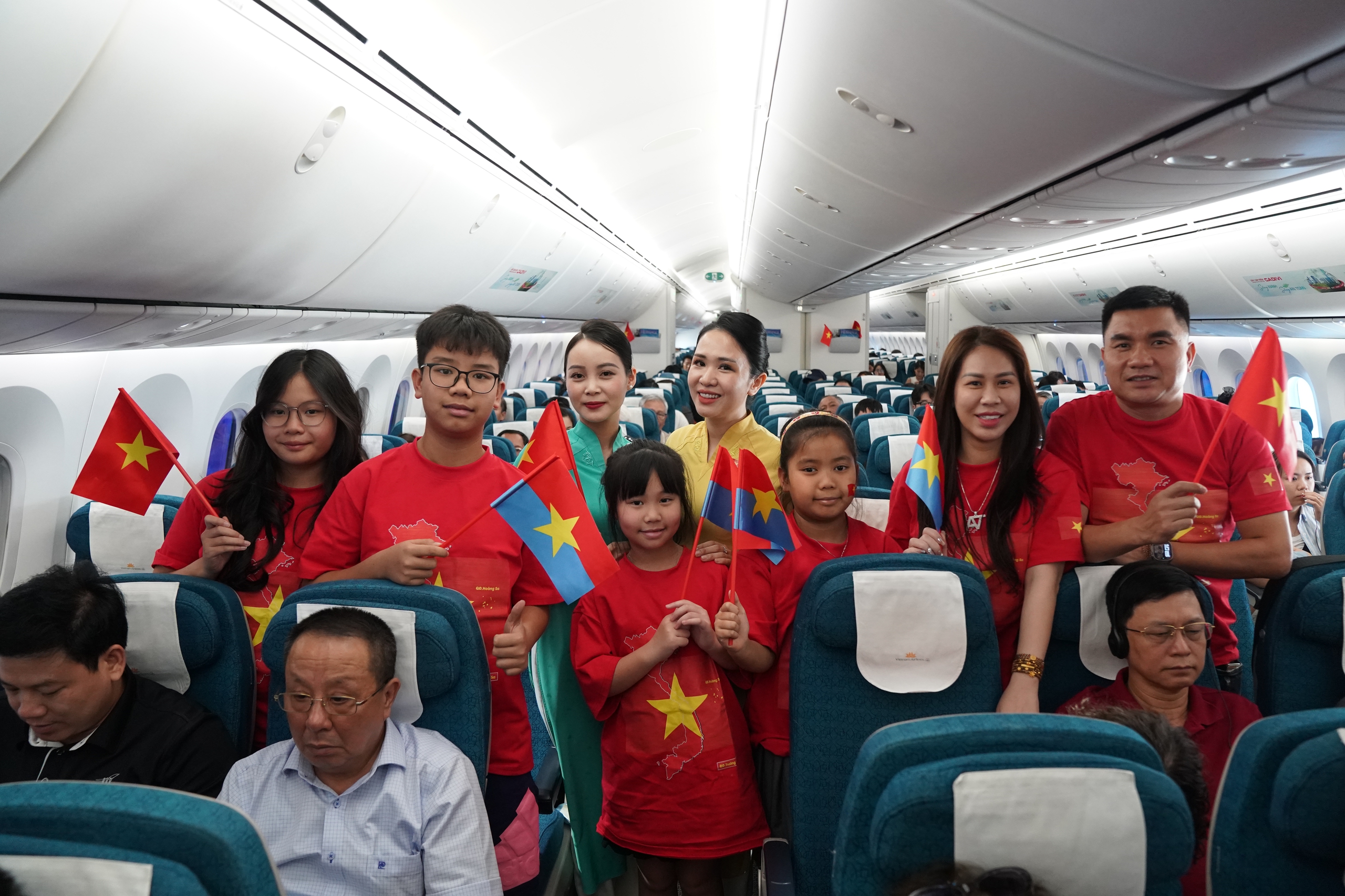 Chuyến bay đặc biệt trong ng&agrave;y hội Thống nhất non s&ocirc;ng- Ảnh 13.