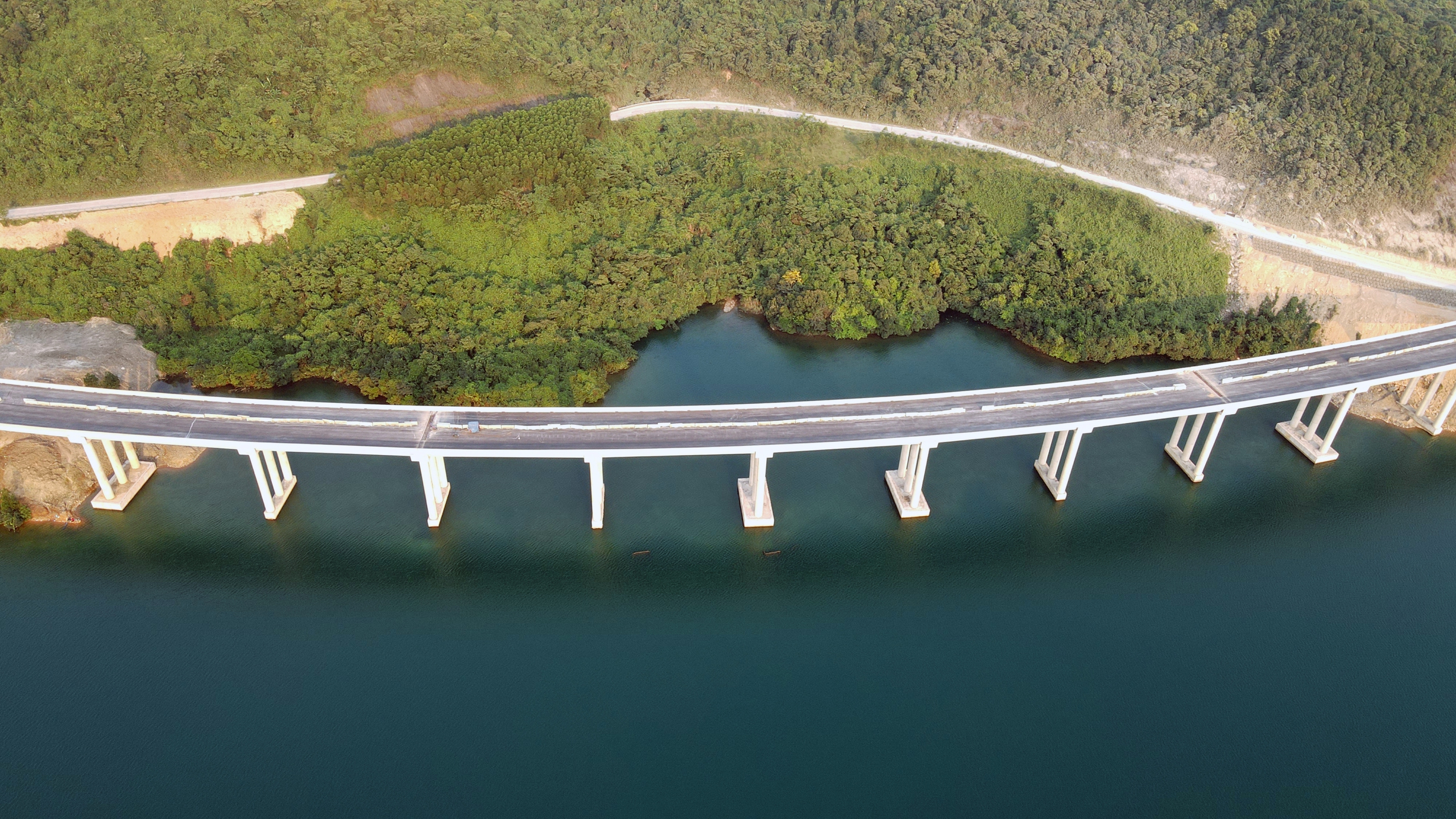 B&aacute;m trụ c&ocirc;ng trường, thi c&ocirc;ng xuy&ecirc;n lễ v&igrave; mục ti&ecirc;u th&ocirc;ng tuyến- Ảnh 3.