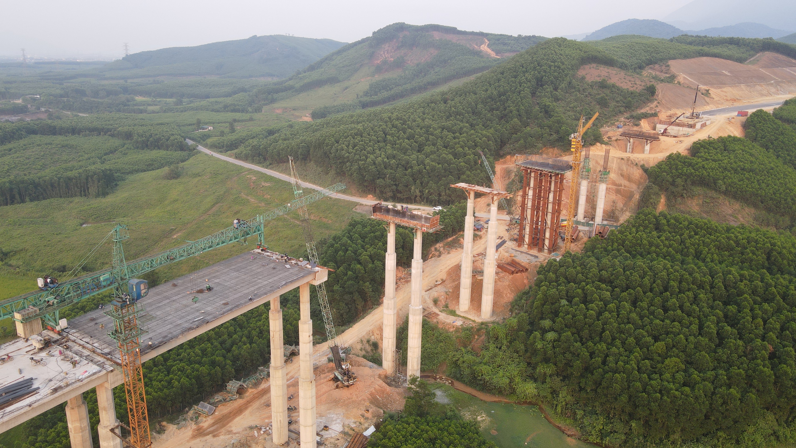 B&aacute;m trụ c&ocirc;ng trường, thi c&ocirc;ng xuy&ecirc;n lễ v&igrave; mục ti&ecirc;u th&ocirc;ng tuyến- Ảnh 2.