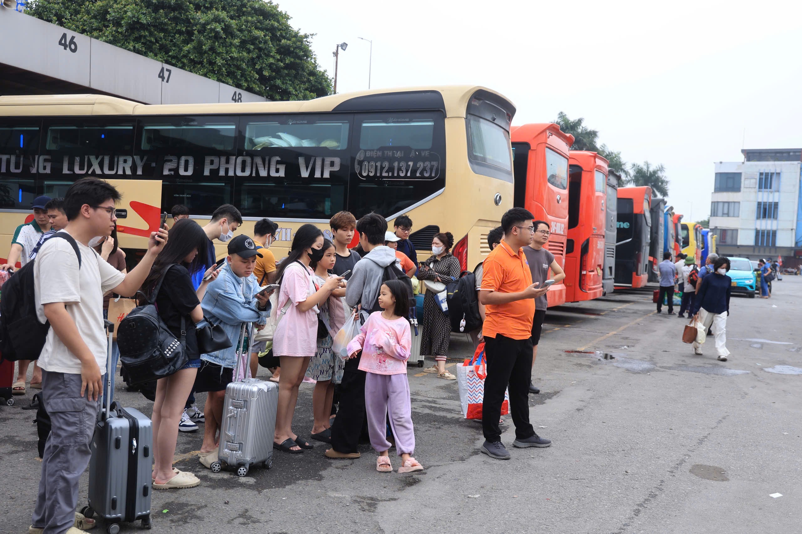 Bến xe H&agrave; Nội tấp nập ng&agrave;y đầu nghỉ lễ 30/4 - 1/5- Ảnh 9.