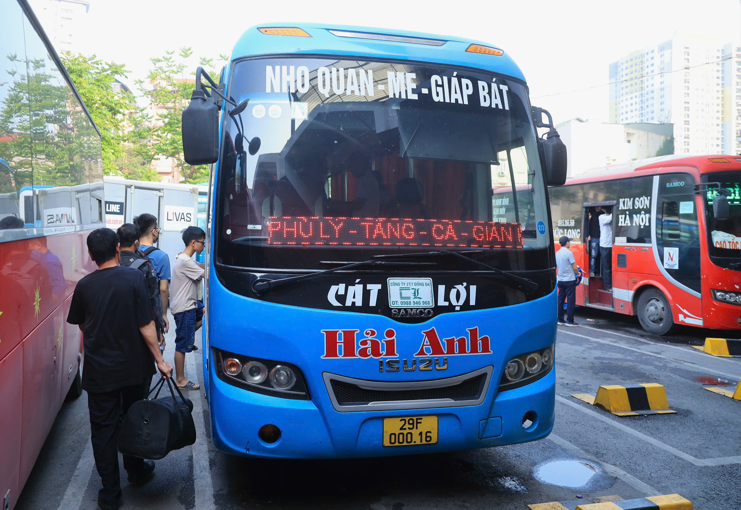 Bến xe H&agrave; Nội tấp nập ng&agrave;y đầu nghỉ lễ 30/4 - 1/5- Ảnh 11.