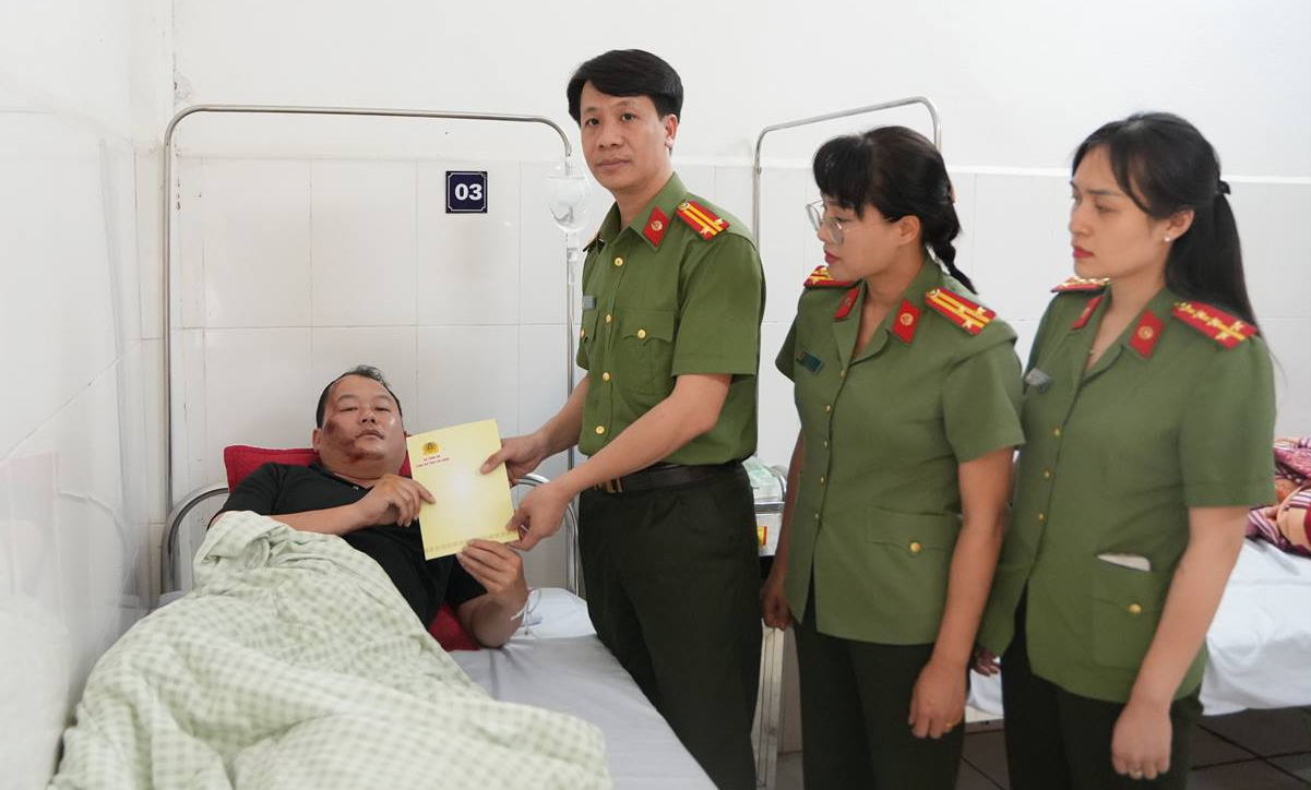 Tạm giữ đối tượng đi xe m&aacute;y lạng l&aacute;ch, đ&acirc;m thiếu t&aacute; CSGT bị thương- Ảnh 1.