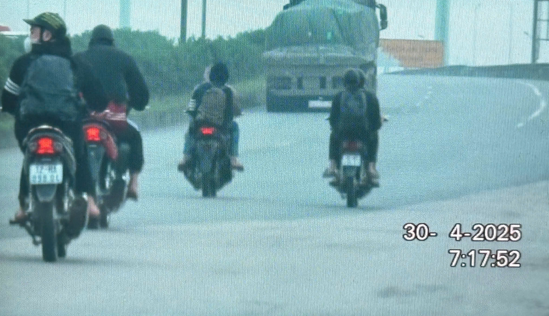 Về quê nghỉ lễ, hàng loạt công nhân bị xử phạt vì đi vào cao tốc Hà Nội - Bắc Giang- Ảnh 6. Về quê nghỉ lễ, hàng loạt công nhân bị xử phạt vì đi vào cao tốc Hà Nội - Bắc Giang- Ảnh 6.