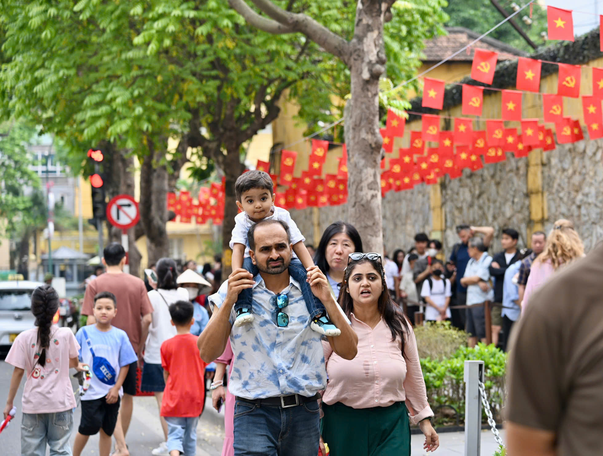 Hà Nội: Người dân, du khách hân hoan đón lễ 30/4 trên khắp phố phường- Ảnh 5. Hà Nội: Người dân, du khách hân hoan đón lễ 30/4 trên khắp phố phường- Ảnh 5.