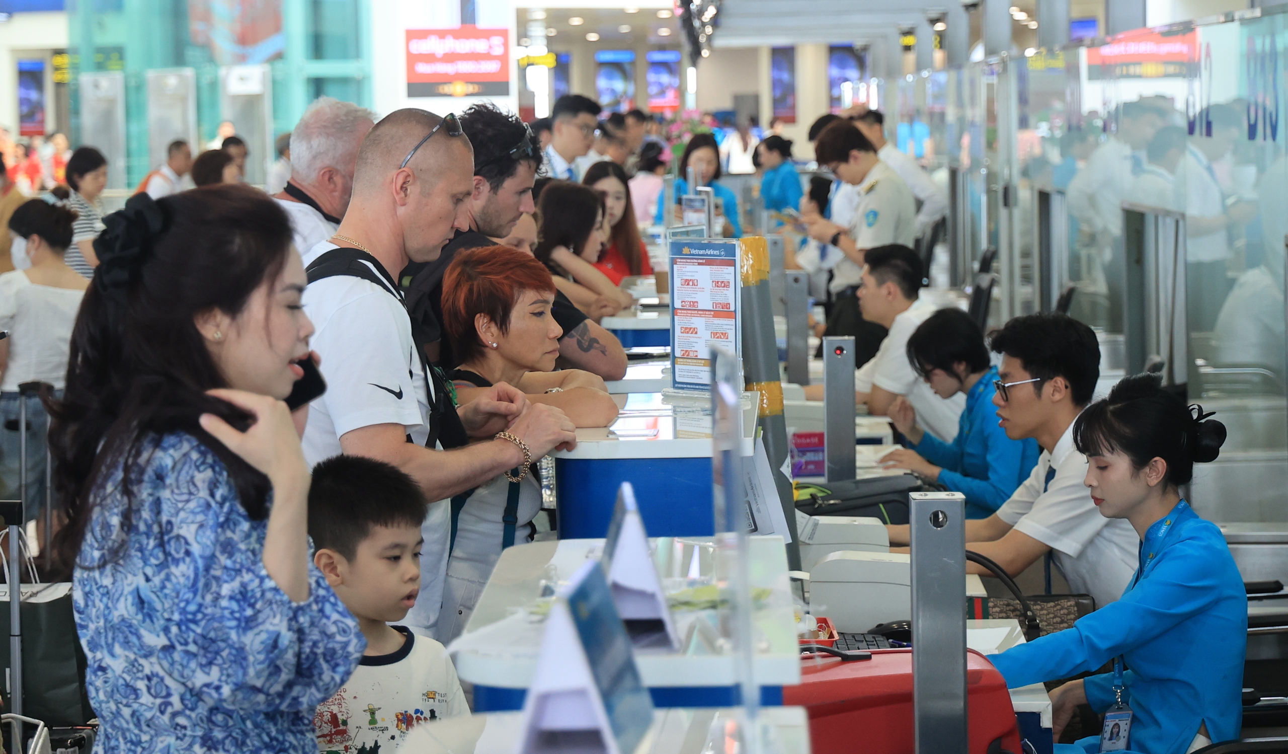 Kh&aacute;ch quốc tế b&ugrave;ng nổ, Vietnam Airlines l&atilde;i lớn- Ảnh 1.