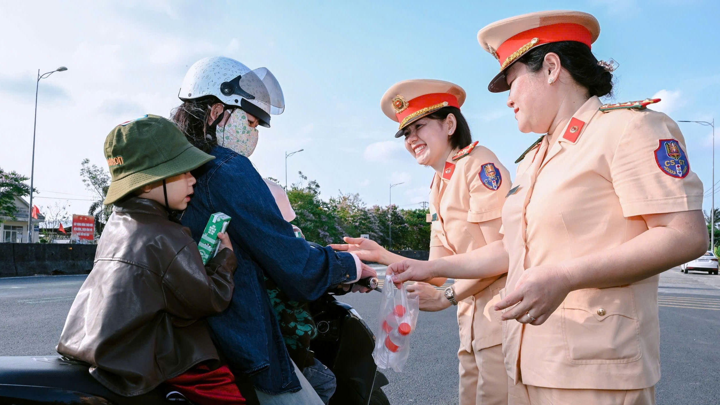 Gần 10.000 chai nước suối, khăn lạnh được gửi đến người d&acirc;n tr&ecirc;n đường về qu&ecirc;- Ảnh 5.