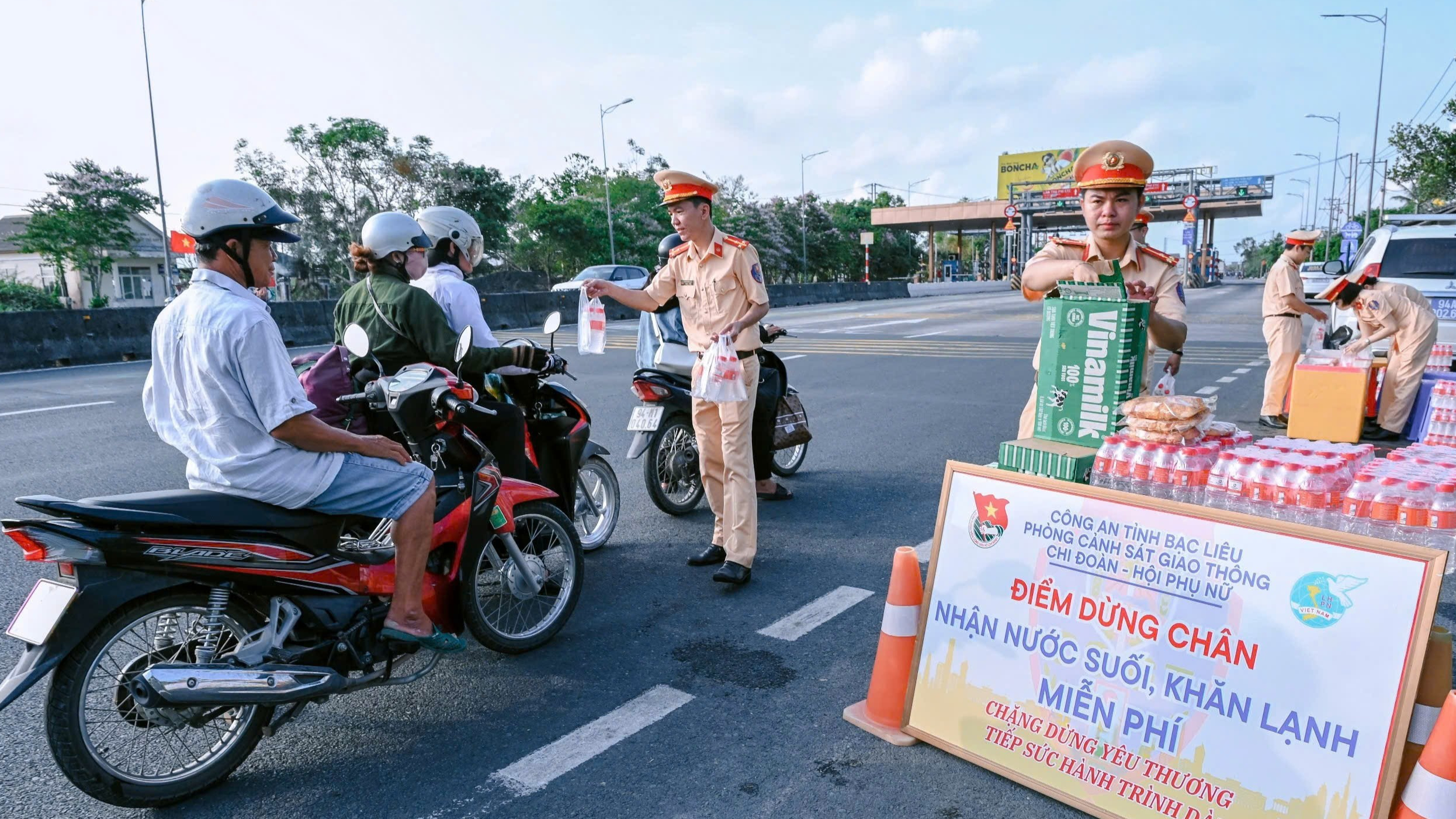 Gần 10.000 chai nước suối, khăn lạnh được gửi đến người d&acirc;n tr&ecirc;n đường về qu&ecirc;- Ảnh 6.