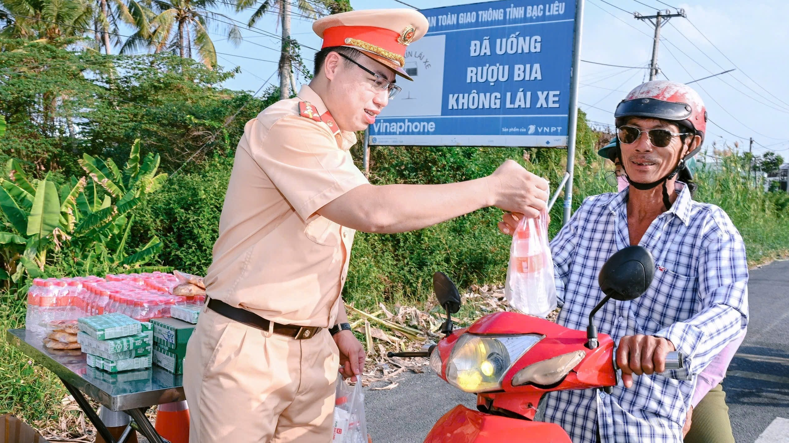 Gần 10.000 chai nước suối, khăn lạnh được gửi đến người d&acirc;n tr&ecirc;n đường về qu&ecirc;- Ảnh 4.