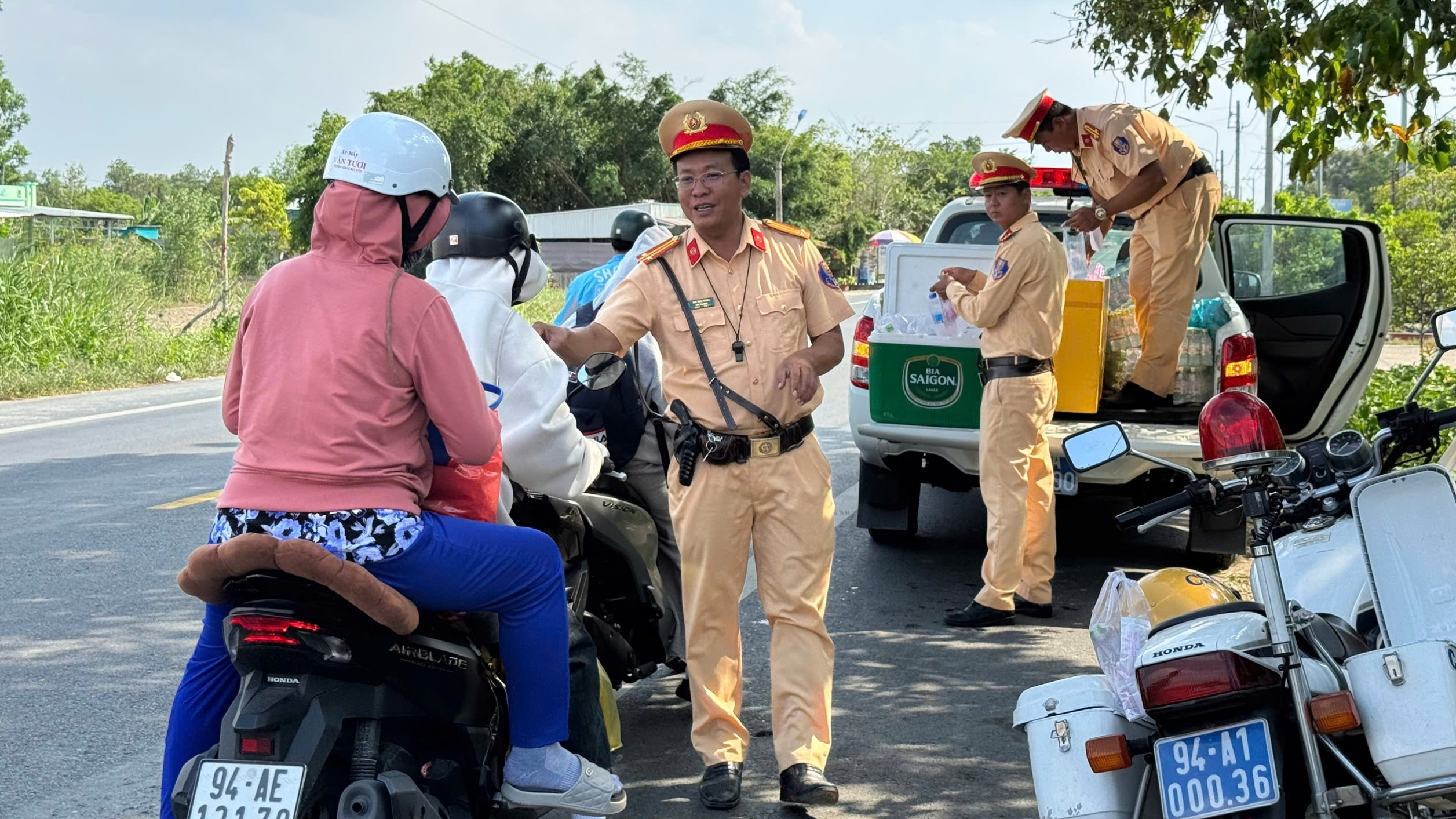 Gần 10.000 chai nước suối, khăn lạnh được gửi đến người d&acirc;n tr&ecirc;n đường về qu&ecirc;- Ảnh 3.