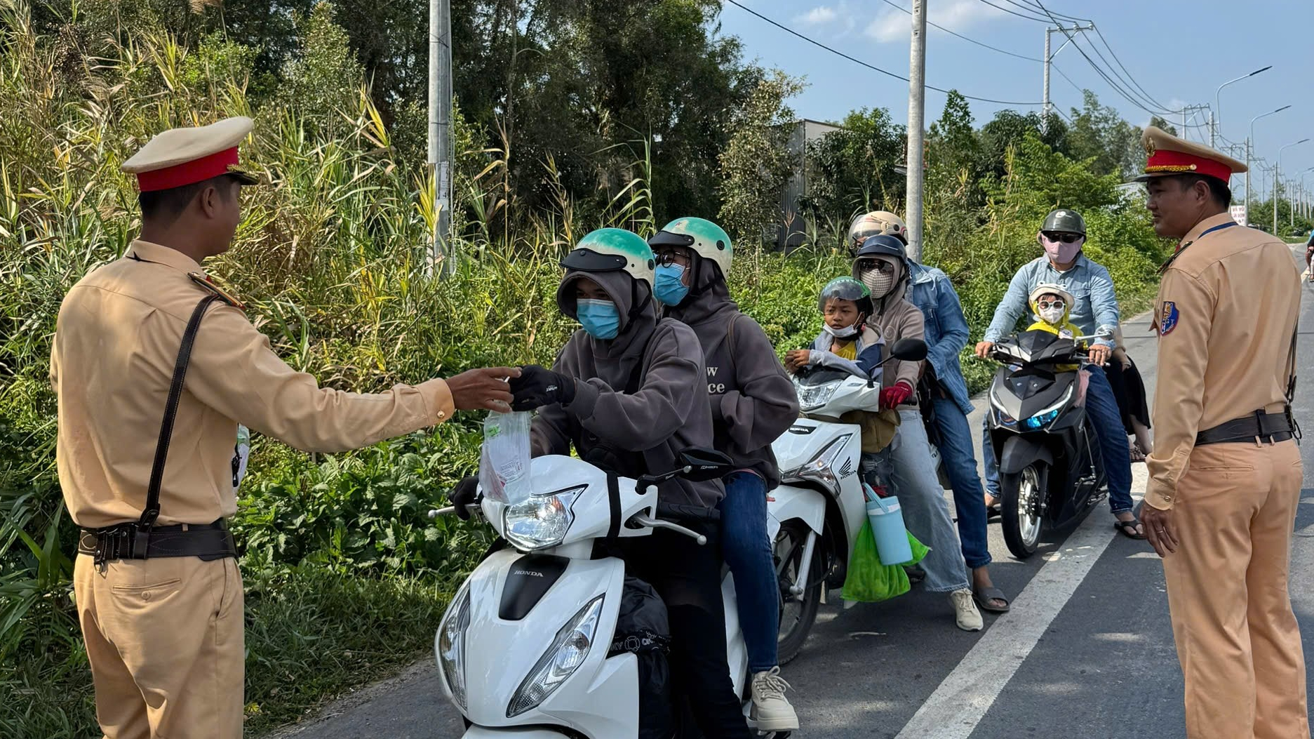 Gần 10.000 chai nước suối, khăn lạnh được gửi đến người d&acirc;n tr&ecirc;n đường về qu&ecirc;- Ảnh 2.