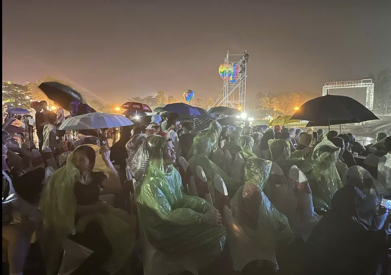 Vĩnh Ph&uacute;c: Người d&acirc;n đội mưa xem Festival Khinh kh&iacute; cầu 2025- Ảnh 3.