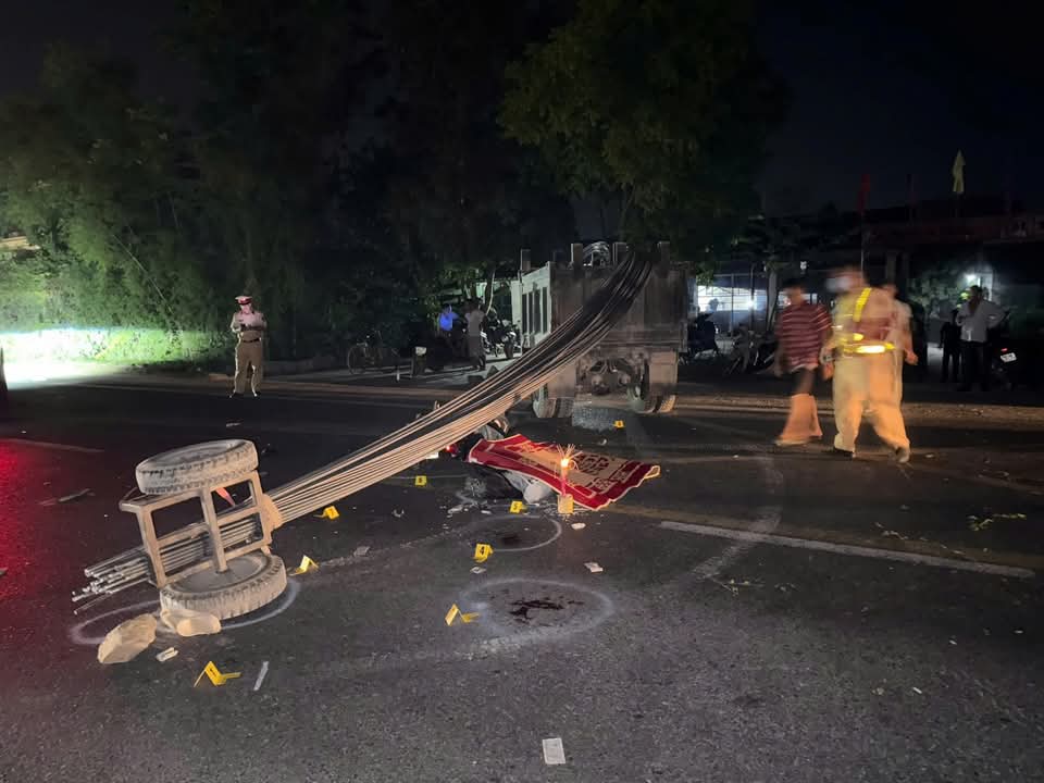 Tạm giữ h&igrave;nh sự l&aacute;i xe tự chế k&eacute;o sắt c&acirc;y, l&agrave;m 2 người đi xe m&aacute;y thương vong- Ảnh 2.