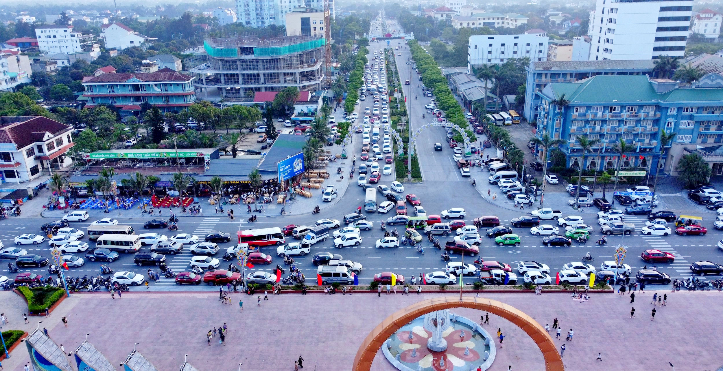 H&agrave;ng vạn du kh&aacute;ch đổ về biển Cửa L&ograve; dịp nghỉ lễ- Ảnh 4.