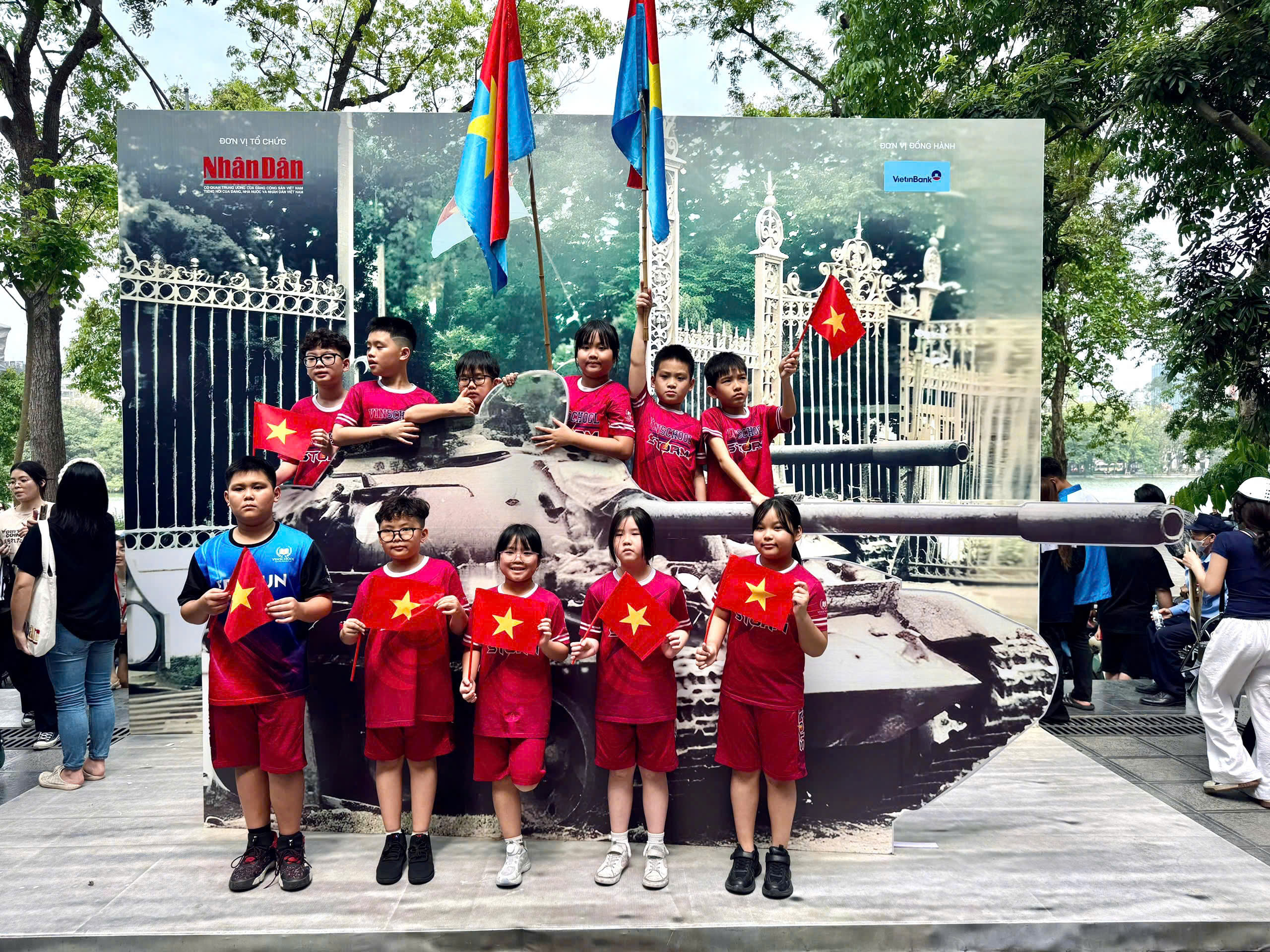 Hà Nội: Người dân, du khách hân hoan đón lễ 30/4 trên khắp phố phường- Ảnh 3. Hà Nội: Người dân, du khách hân hoan đón lễ 30/4 trên khắp phố phường- Ảnh 3.