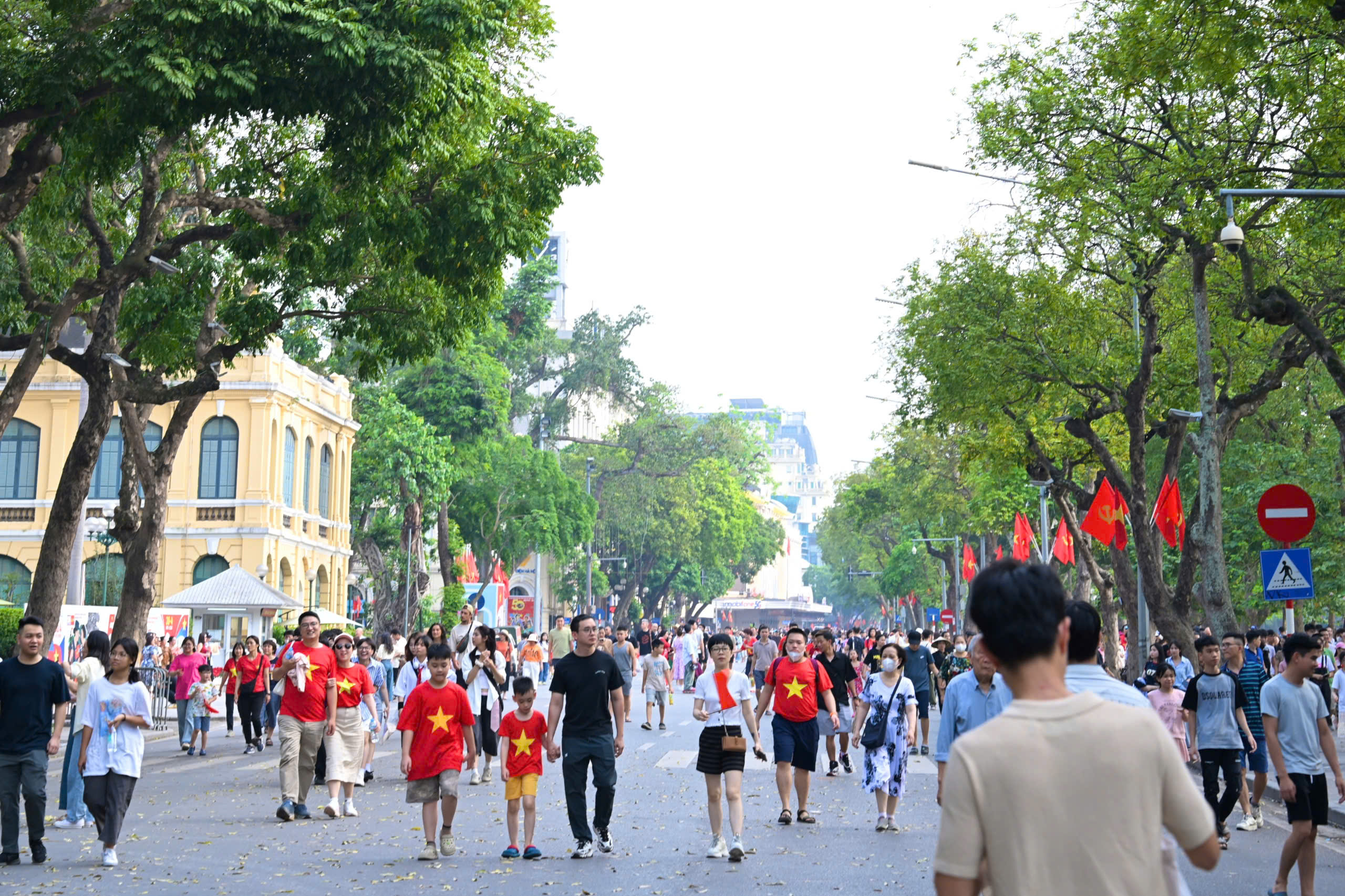 Hà Nội: Người dân, du khách hân hoan đón lễ 30/4 trên khắp phố phường- Ảnh 1. Hà Nội: Người dân, du khách hân hoan đón lễ 30/4 trên khắp phố phường- Ảnh 1.