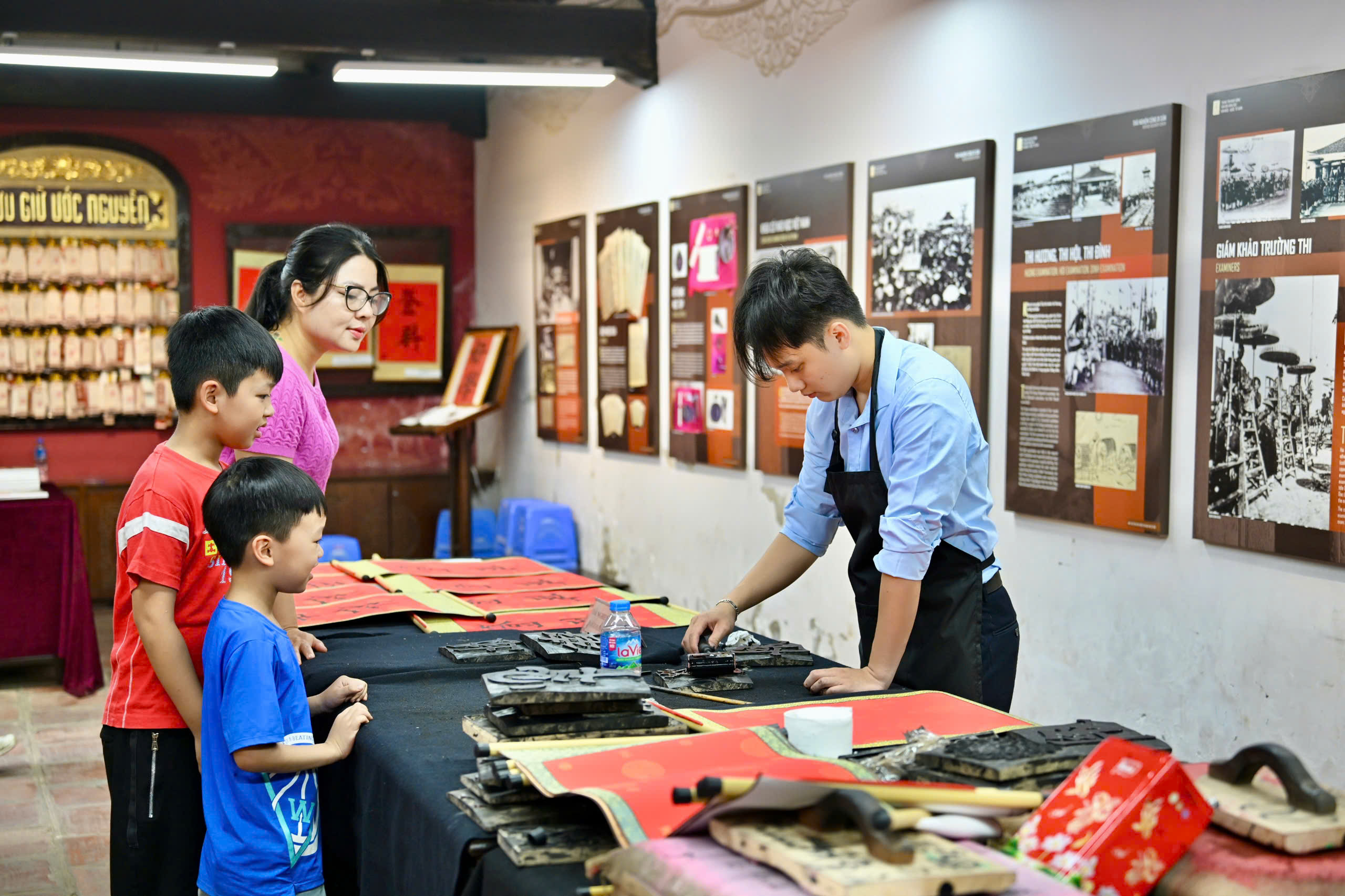 Hà Nội: Người dân, du khách hân hoan đón lễ 30/4 trên khắp phố phường- Ảnh 9. Hà Nội: Người dân, du khách hân hoan đón lễ 30/4 trên khắp phố phường- Ảnh 9.