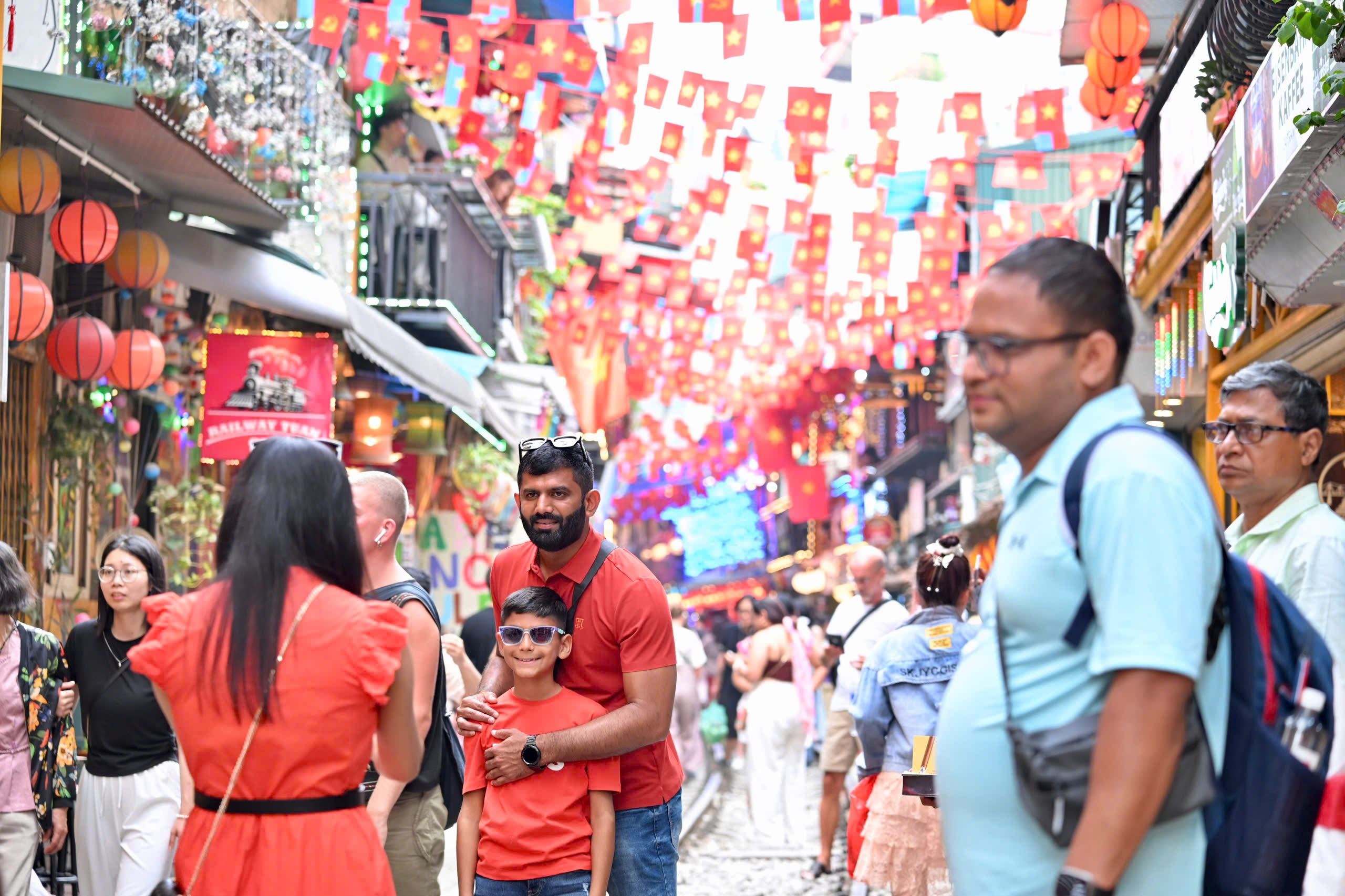 Hà Nội: Người dân, du khách hân hoan đón lễ 30/4 trên khắp phố phường- Ảnh 4. Hà Nội: Người dân, du khách hân hoan đón lễ 30/4 trên khắp phố phường- Ảnh 4.