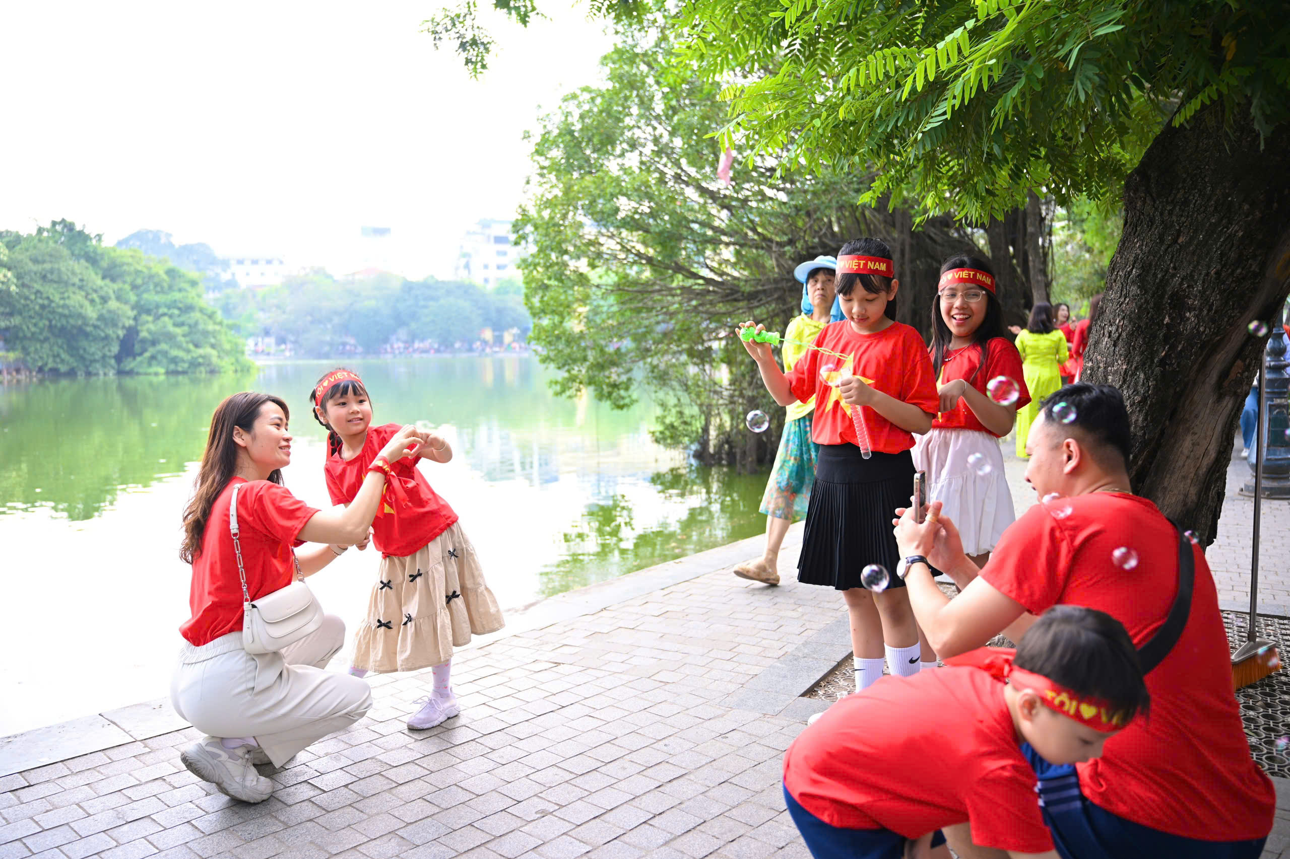 Hà Nội: Người dân, du khách hân hoan đón lễ 30/4 trên khắp phố phường- Ảnh 2. Hà Nội: Người dân, du khách hân hoan đón lễ 30/4 trên khắp phố phường- Ảnh 2.