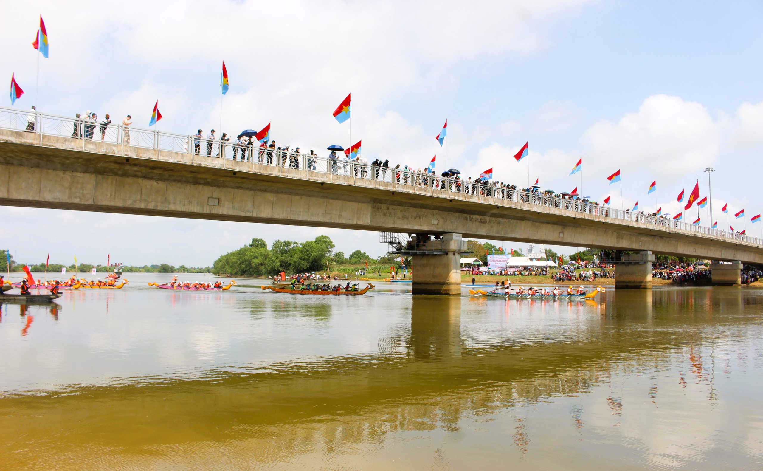 Hàng nghìn người dân đội nắng cổ vũ giải đua thuyền ngày hội thống nhất non sông- Ảnh 1. Hàng nghìn người dân đội nắng cổ vũ giải đua thuyền ngày hội thống nhất non sông- Ảnh 1.