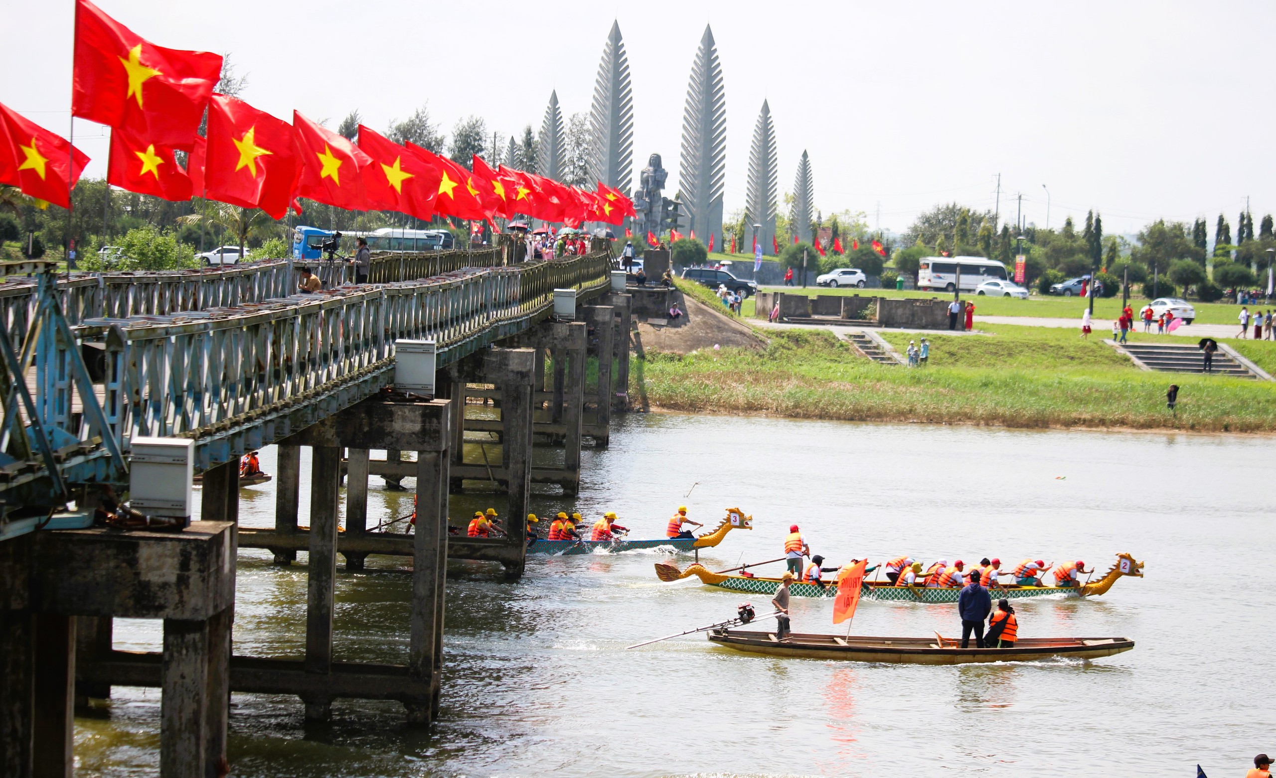 Hàng nghìn người dân đội nắng cổ vũ giải đua thuyền ngày hội thống nhất non sông- Ảnh 2. Hàng nghìn người dân đội nắng cổ vũ giải đua thuyền ngày hội thống nhất non sông- Ảnh 2.