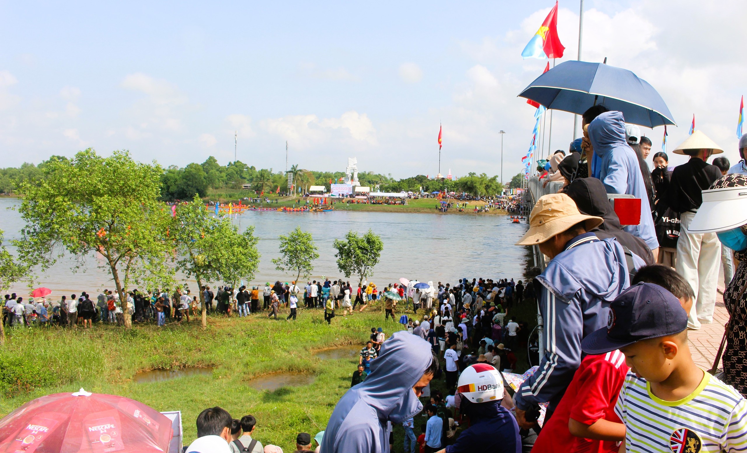Hàng nghìn người dân đội nắng cổ vũ giải đua thuyền ngày hội thống nhất non sông- Ảnh 4. Hàng nghìn người dân đội nắng cổ vũ giải đua thuyền ngày hội thống nhất non sông- Ảnh 4.