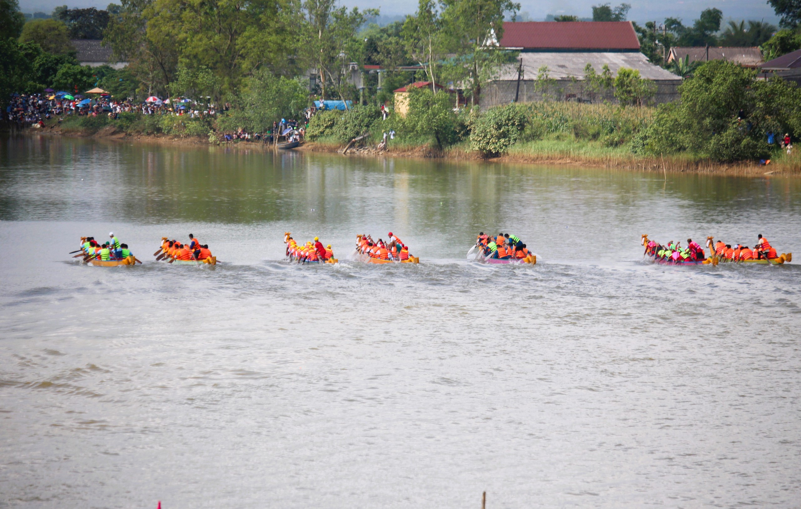 Hàng nghìn người dân đội nắng cổ vũ giải đua thuyền ngày hội thống nhất non sông- Ảnh 6. Hàng nghìn người dân đội nắng cổ vũ giải đua thuyền ngày hội thống nhất non sông- Ảnh 6.
