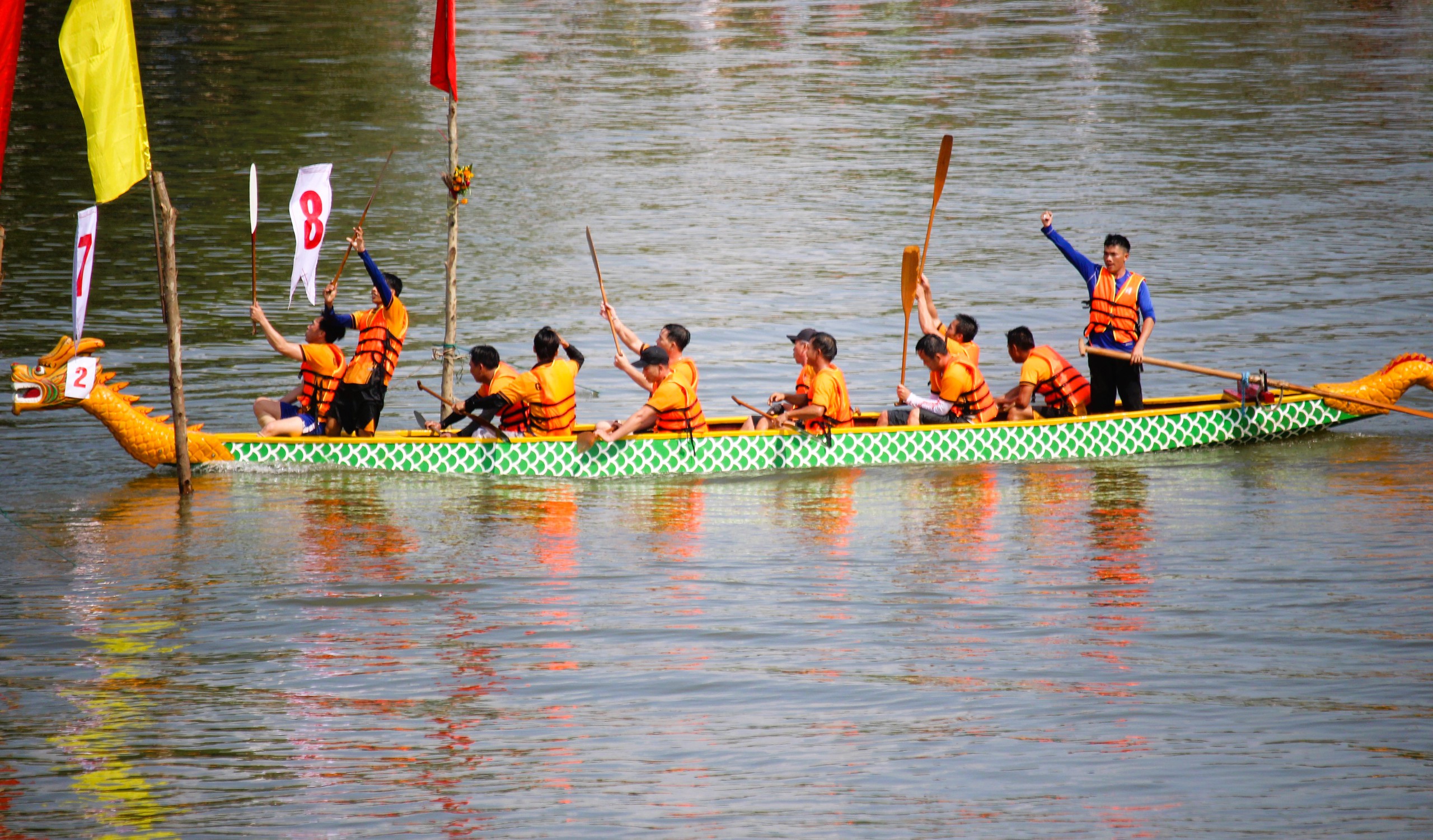 Hàng nghìn người dân đội nắng cổ vũ giải đua thuyền ngày hội thống nhất non sông- Ảnh 8. Hàng nghìn người dân đội nắng cổ vũ giải đua thuyền ngày hội thống nhất non sông- Ảnh 8.