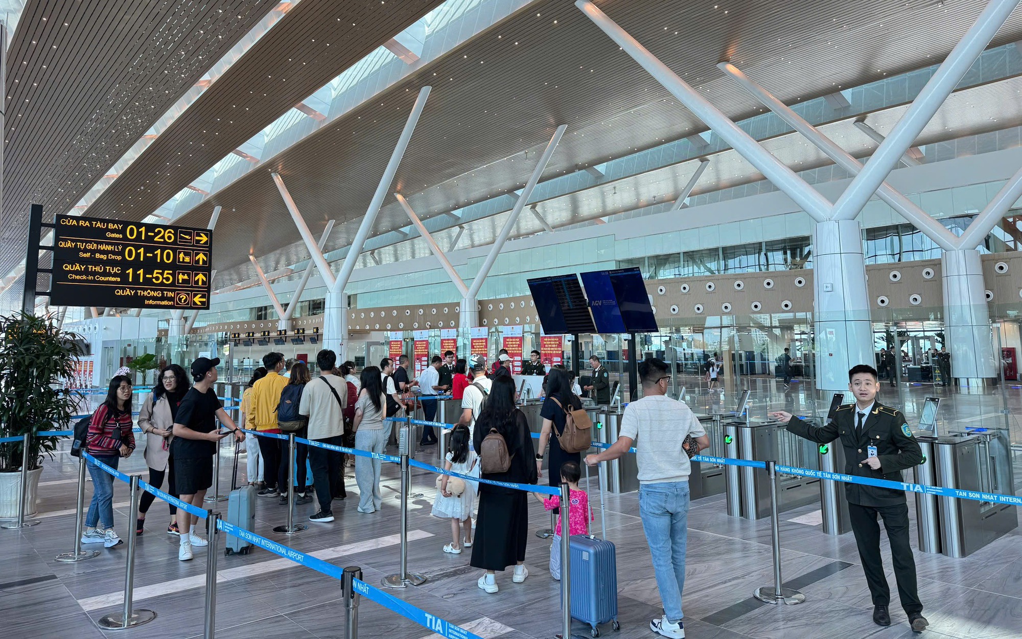 Tân Sơn Nhất triển khai xe buýt nội bộ miễn phí kết nối nhà ga T3 và T1 từ 1/5- Ảnh 3. Ngày 30/4 sân bay Tân Sơn Nhất đón 115.000 lượt khách, VNeID giúp rút ngắn thủ tục bay