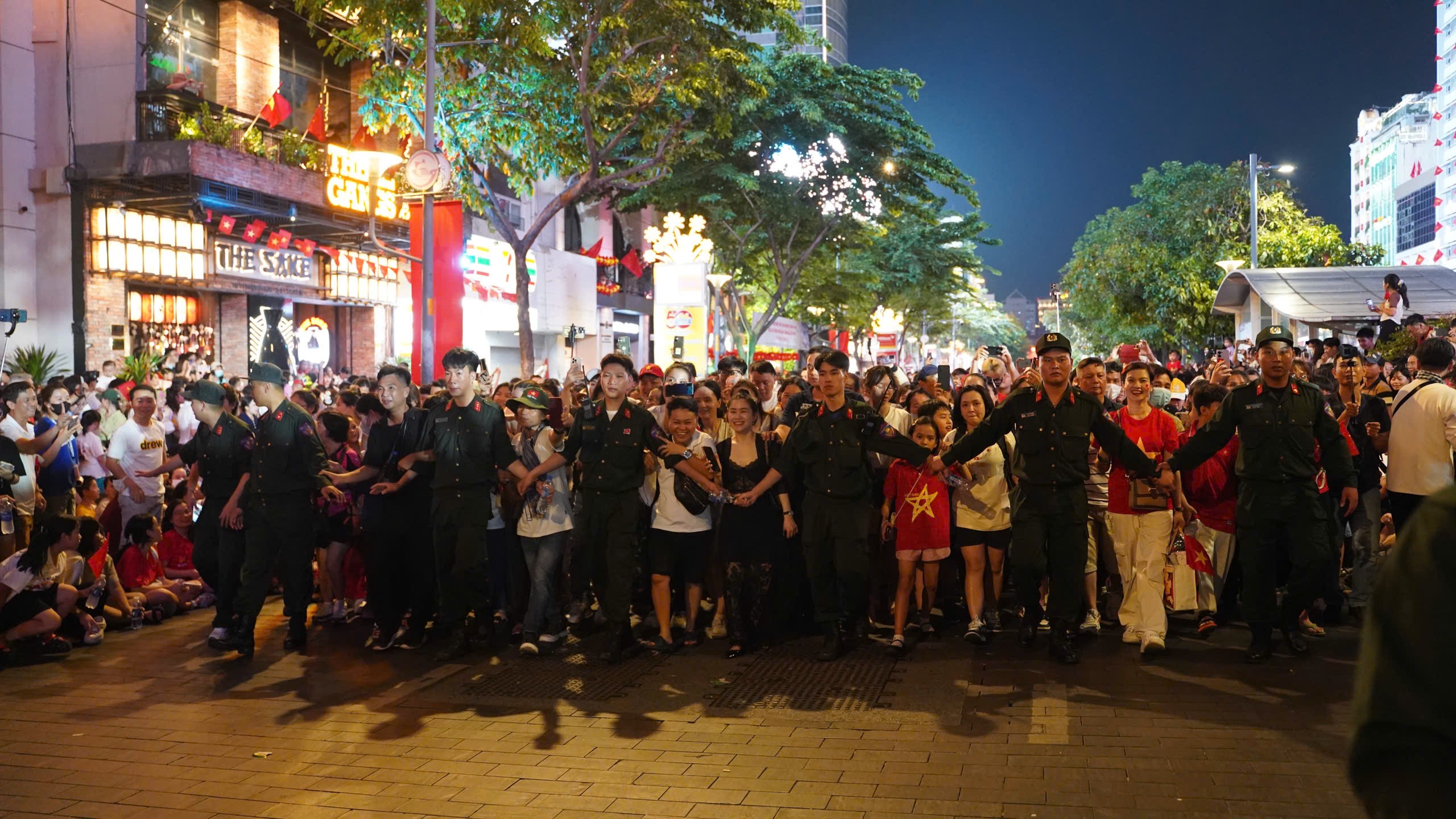 TP.HCM: Phố đi bộ Nguyễn Huệ vang lừng tiếng hò reo, vó kỵ binh trên nền quân nhạc- Ảnh 11. TP.HCM: Phố đi bộ Nguyễn Huệ vang lừng tiếng hò reo, vó kỵ binh trên nền quân nhạc- Ảnh 11.