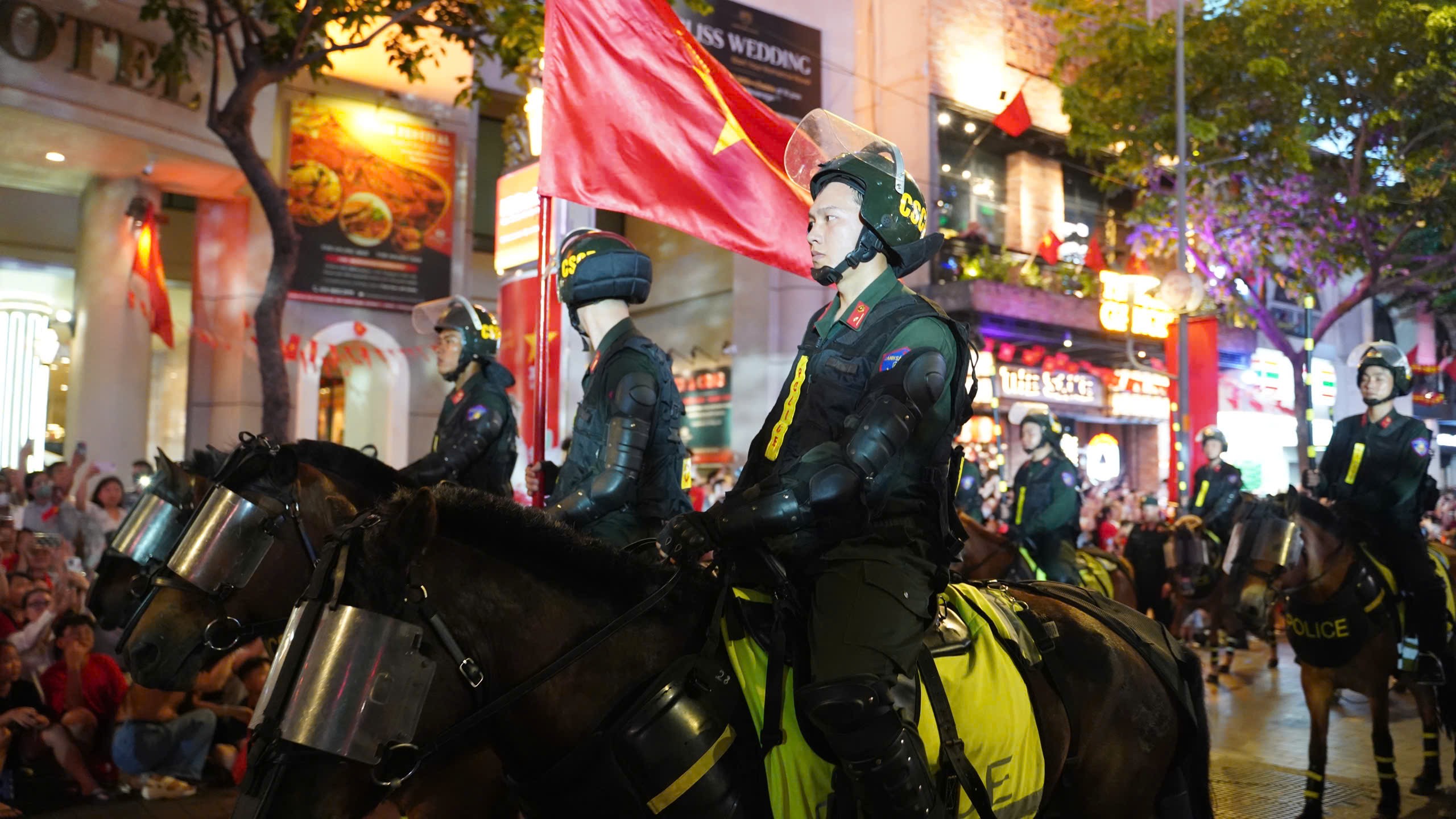 TP.HCM: Phố đi bộ Nguyễn Huệ vang lừng tiếng hò reo, vó kỵ binh trên nền quân nhạc- Ảnh 8. TP.HCM: Phố đi bộ Nguyễn Huệ vang lừng tiếng hò reo, vó kỵ binh trên nền quân nhạc- Ảnh 8.