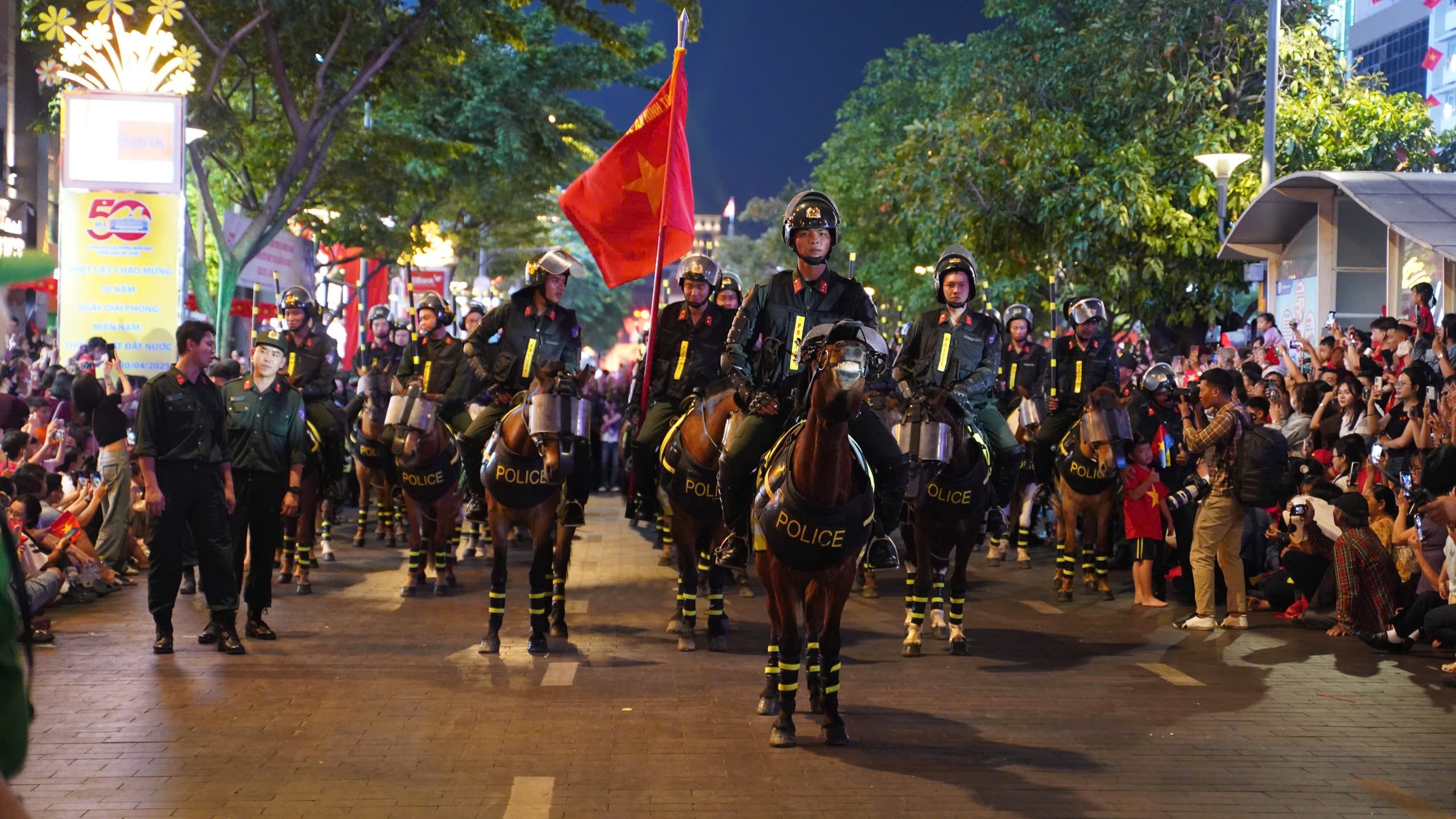 TP.HCM: Phố đi bộ Nguyễn Huệ vang lừng tiếng hò reo, vó kỵ binh trên nền quân nhạc- Ảnh 10. TP.HCM: Phố đi bộ Nguyễn Huệ vang lừng tiếng hò reo, vó kỵ binh trên nền quân nhạc- Ảnh 10.