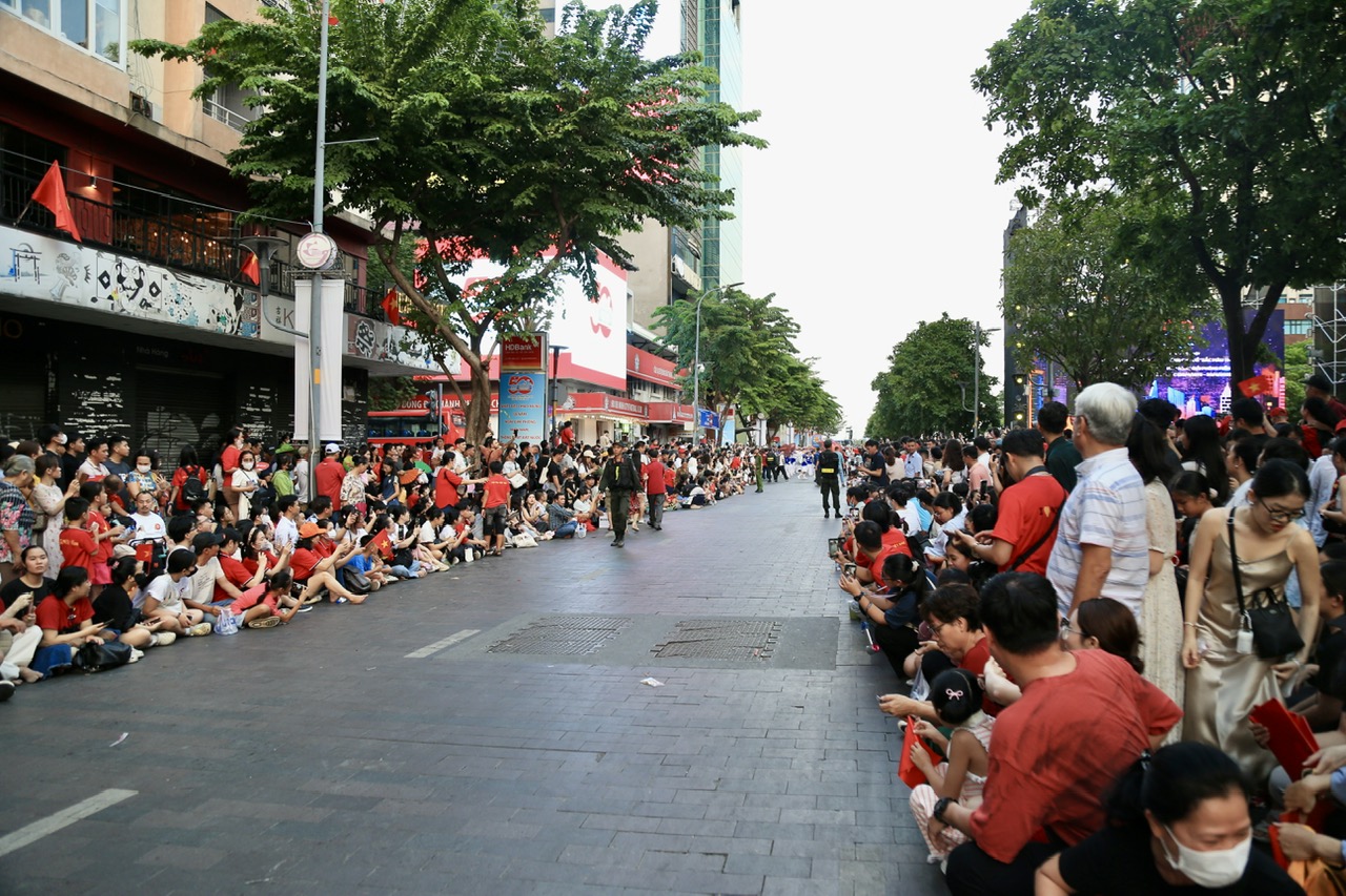 TP.HCM: Phố đi bộ Nguyễn Huệ vang lừng tiếng hò reo, vó kỵ binh trên nền quân nhạc- Ảnh 1. TP.HCM: Phố đi bộ Nguyễn Huệ vang lừng tiếng hò reo, vó kỵ binh trên nền quân nhạc- Ảnh 1.