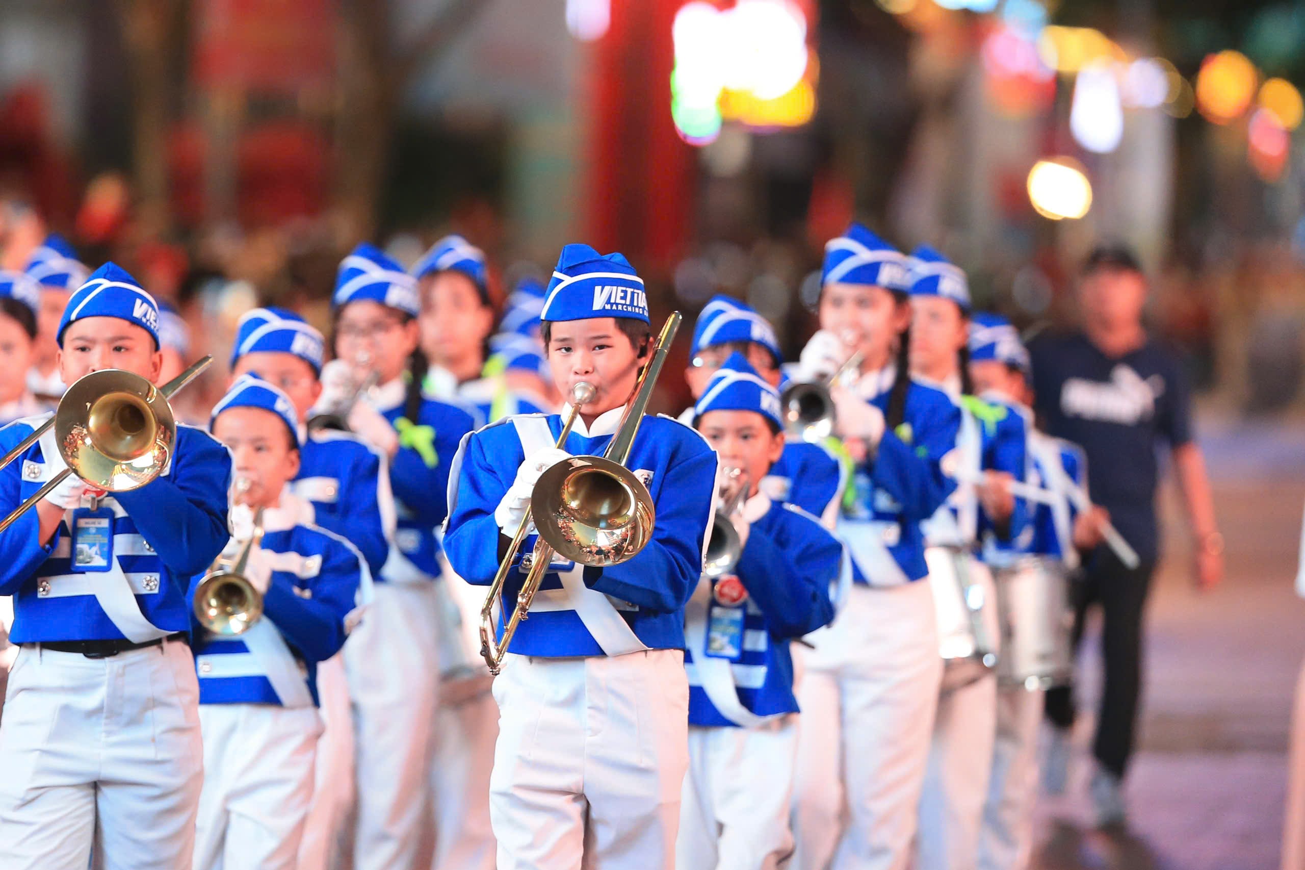 TP.HCM: Phố đi bộ Nguyễn Huệ vang lừng tiếng hò reo, vó kỵ binh trên nền quân nhạc- Ảnh 3. TP.HCM: Phố đi bộ Nguyễn Huệ vang lừng tiếng hò reo, vó kỵ binh trên nền quân nhạc- Ảnh 3.