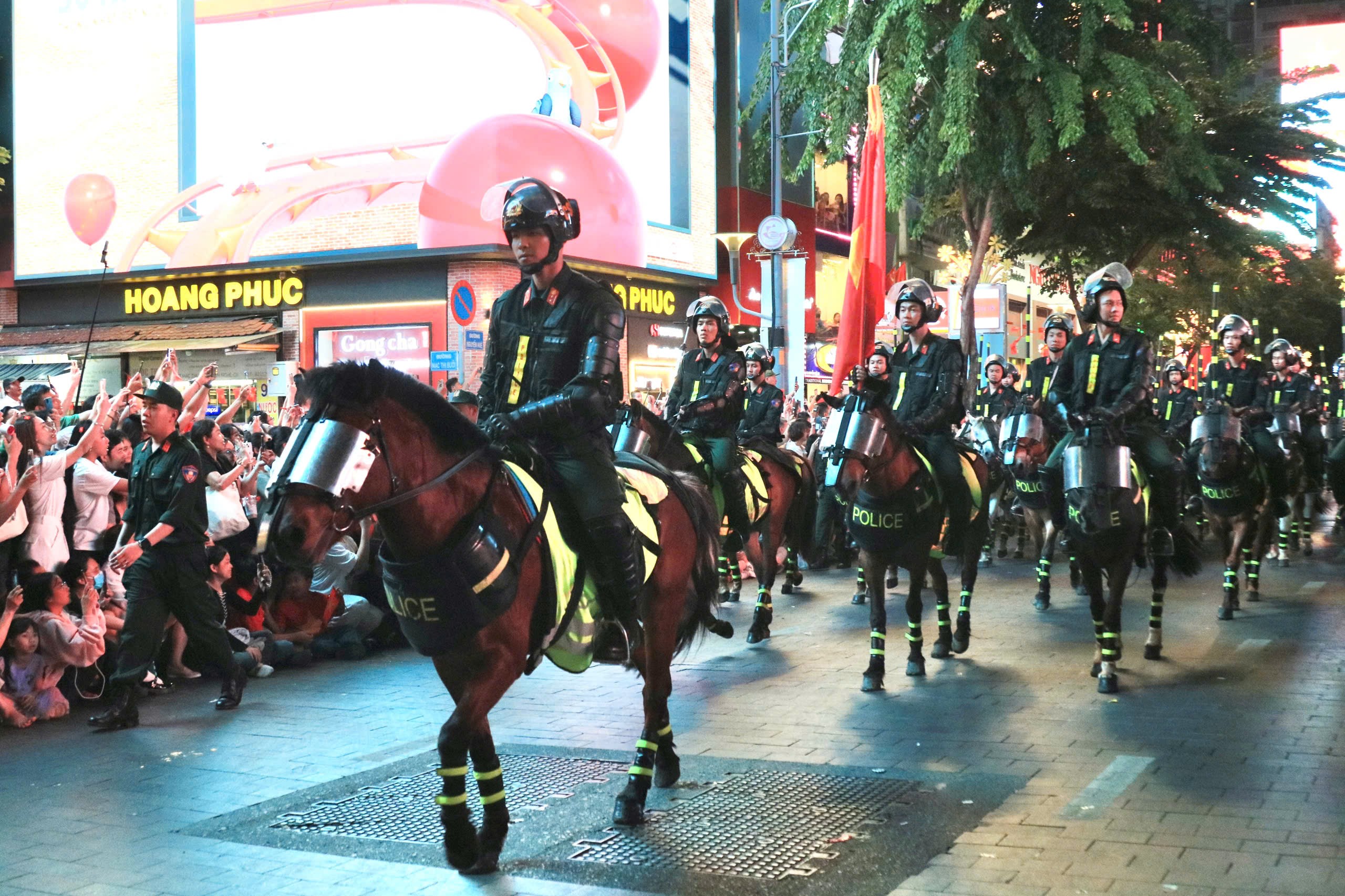 TP.HCM: Phố đi bộ Nguyễn Huệ vang lừng tiếng hò reo, vó kỵ binh trên nền quân nhạc- Ảnh 7. TP.HCM: Phố đi bộ Nguyễn Huệ vang lừng tiếng hò reo, vó kỵ binh trên nền quân nhạc- Ảnh 7.