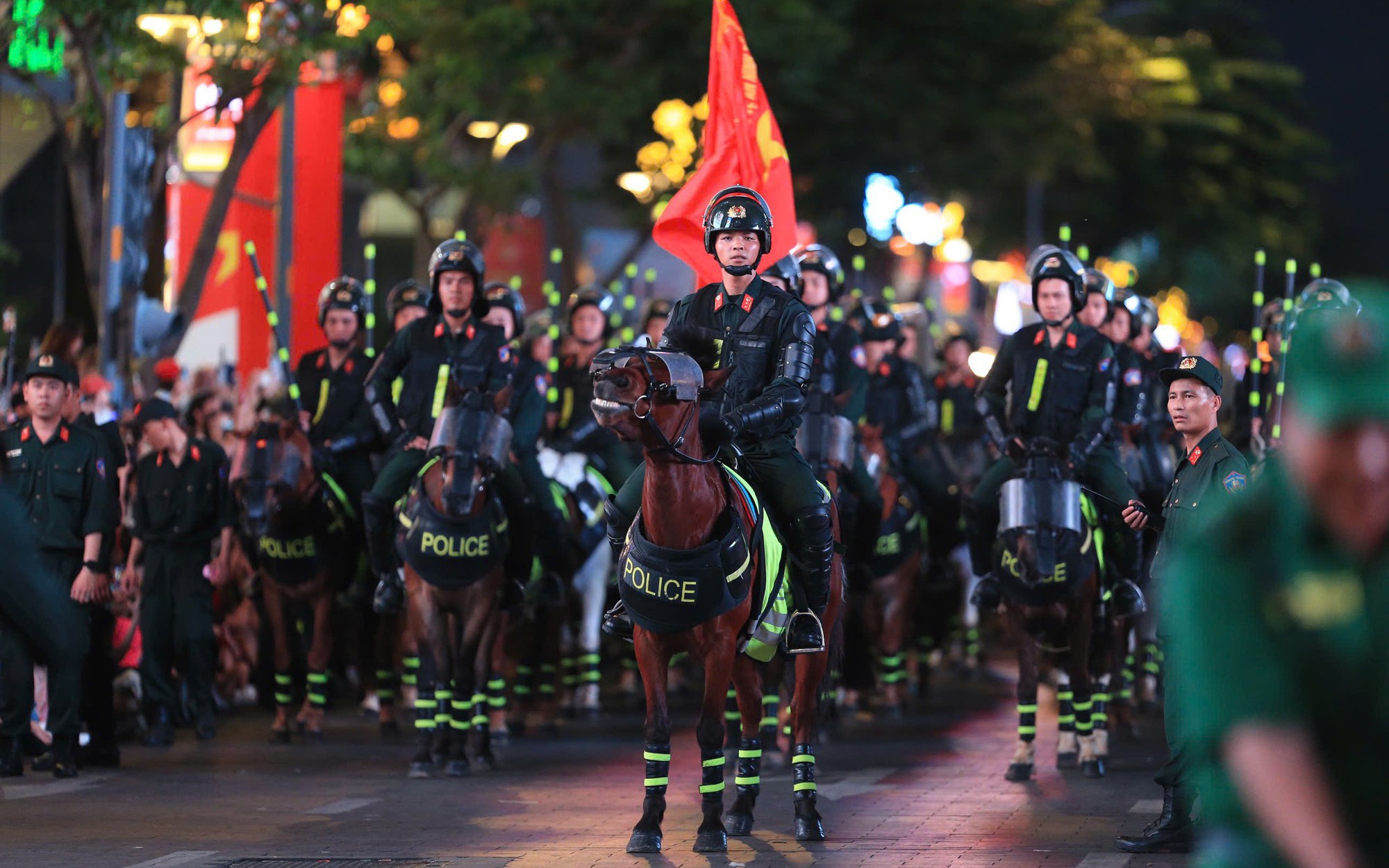 Hà Nội: Người dân, du khách hân hoan đón lễ 30/4 trên khắp phố phường- Ảnh 10. TP.HCM: Phố đi bộ Nguyễn Huệ vang lừng tiếng hò reo, vó kỵ binh trên nền quân nhạc