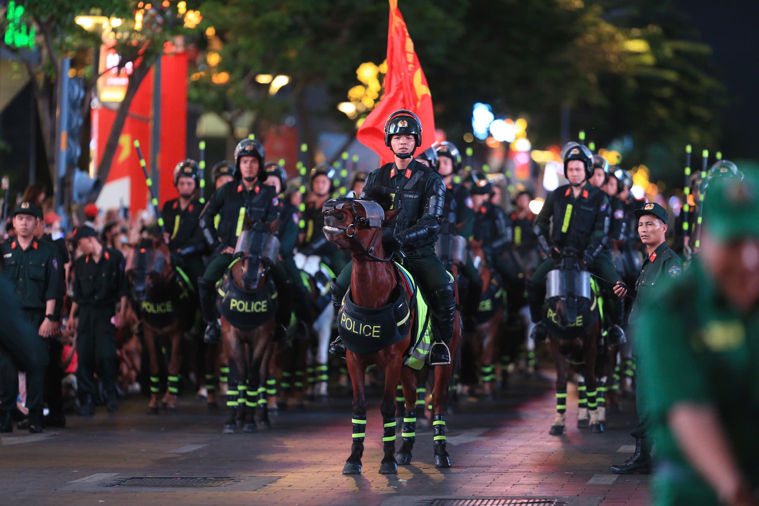 TP.HCM: Phố đi bộ Nguyễn Huệ vang lừng tiếng hò reo, vó kỵ binh trên nền quân nhạc- Ảnh 6. TP.HCM: Phố đi bộ Nguyễn Huệ vang lừng tiếng hò reo, vó kỵ binh trên nền quân nhạc- Ảnh 6.