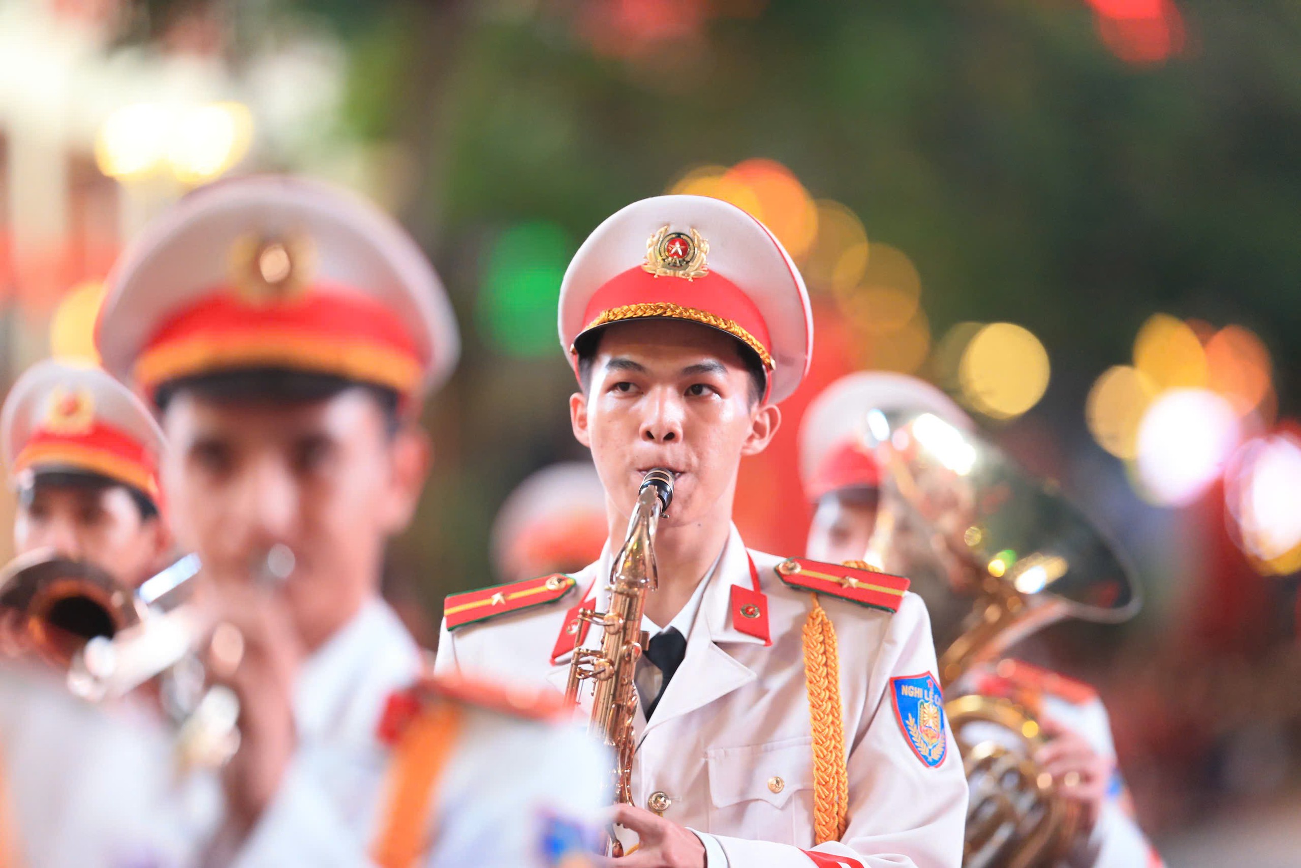 TP.HCM: Phố đi bộ Nguyễn Huệ vang lừng tiếng hò reo, vó kỵ binh trên nền quân nhạc- Ảnh 4. TP.HCM: Phố đi bộ Nguyễn Huệ vang lừng tiếng hò reo, vó kỵ binh trên nền quân nhạc- Ảnh 4.
