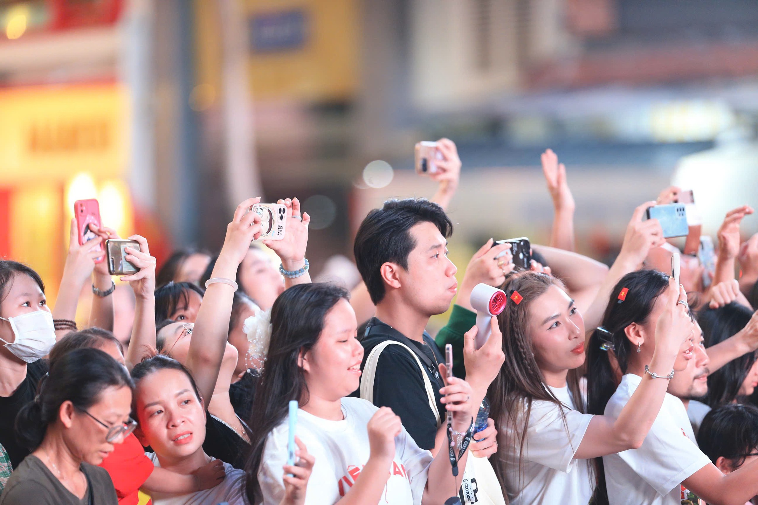 TP.HCM: Phố đi bộ Nguyễn Huệ vang lừng tiếng hò reo, vó kỵ binh trên nền quân nhạc- Ảnh 5. TP.HCM: Phố đi bộ Nguyễn Huệ vang lừng tiếng hò reo, vó kỵ binh trên nền quân nhạc- Ảnh 5.