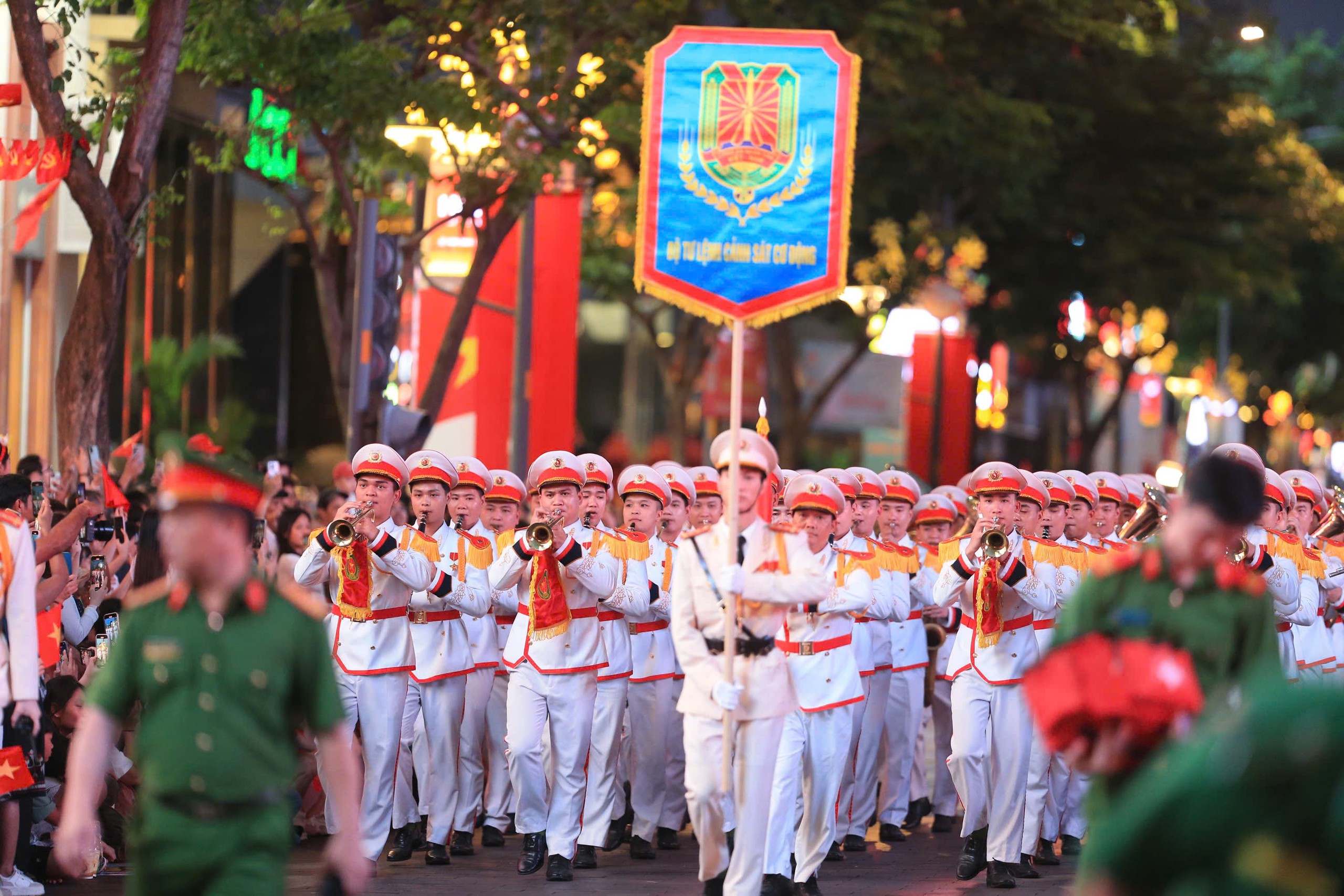 TP.HCM: Phố đi bộ Nguyễn Huệ vang lừng tiếng hò reo, vó kỵ binh trên nền quân nhạc- Ảnh 2. TP.HCM: Phố đi bộ Nguyễn Huệ vang lừng tiếng hò reo, vó kỵ binh trên nền quân nhạc- Ảnh 2.