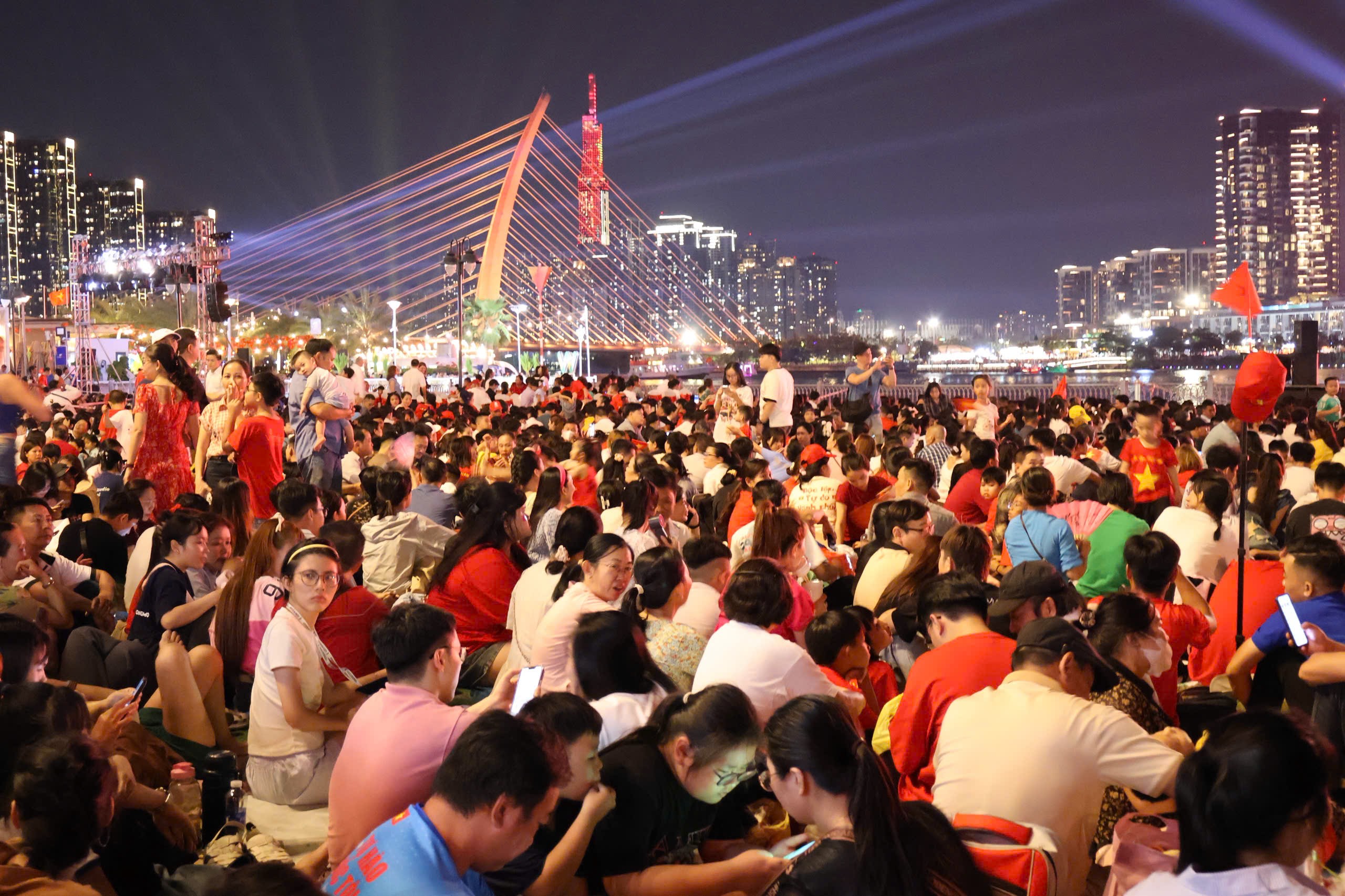 TP.HCM: Phố đi bộ Nguyễn Huệ vang lừng tiếng hò reo, vó kỵ binh trên nền quân nhạc- Ảnh 12. TP.HCM: Phố đi bộ Nguyễn Huệ vang lừng tiếng hò reo, vó kỵ binh trên nền quân nhạc- Ảnh 12.