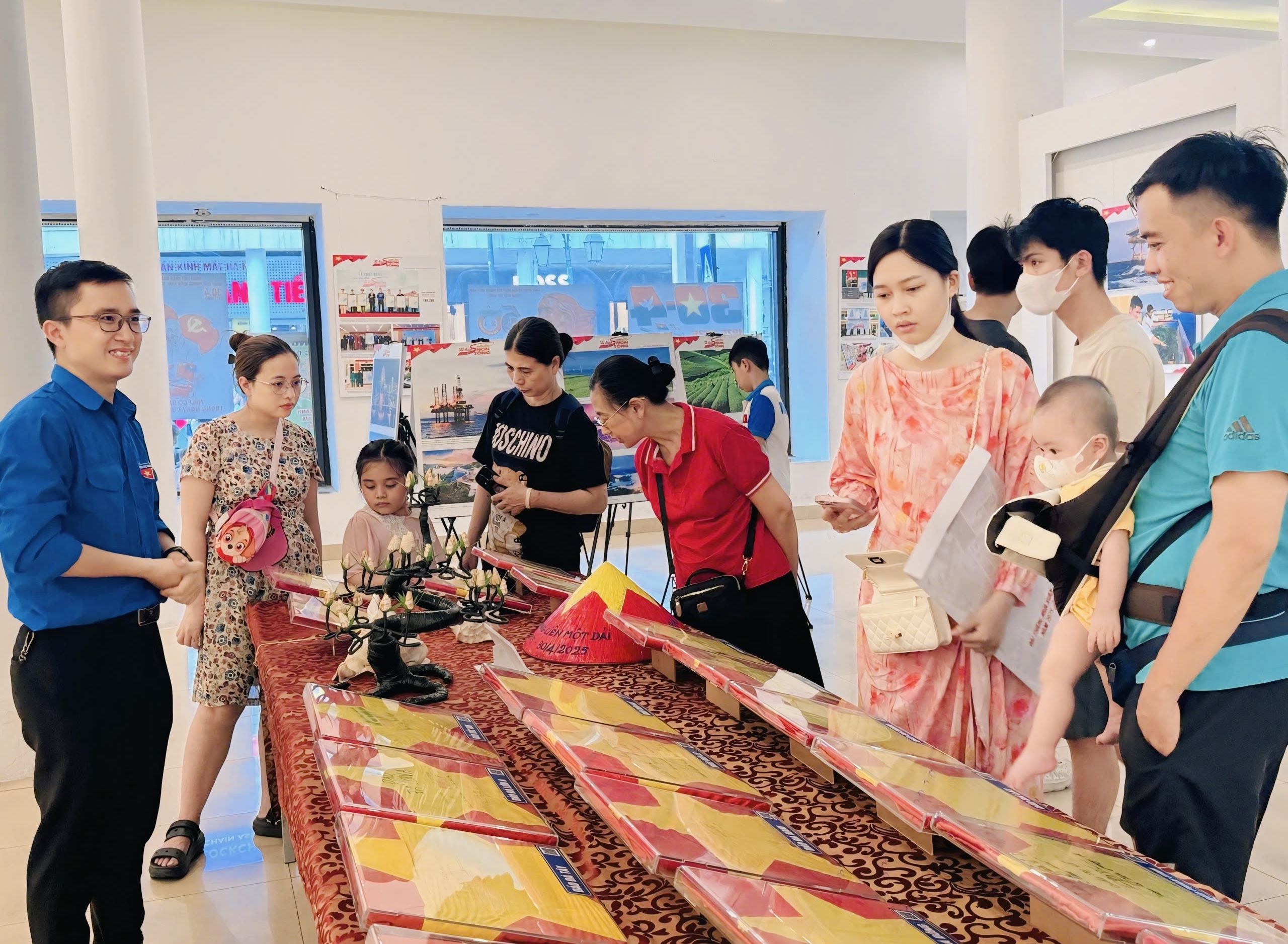 H&agrave;nh tr&igrave;nh đến Đại thắng m&ugrave;a Xu&acirc;n qua lăng k&iacute;nh triển l&atilde;m giữa Thủ đ&ocirc;- Ảnh 10.