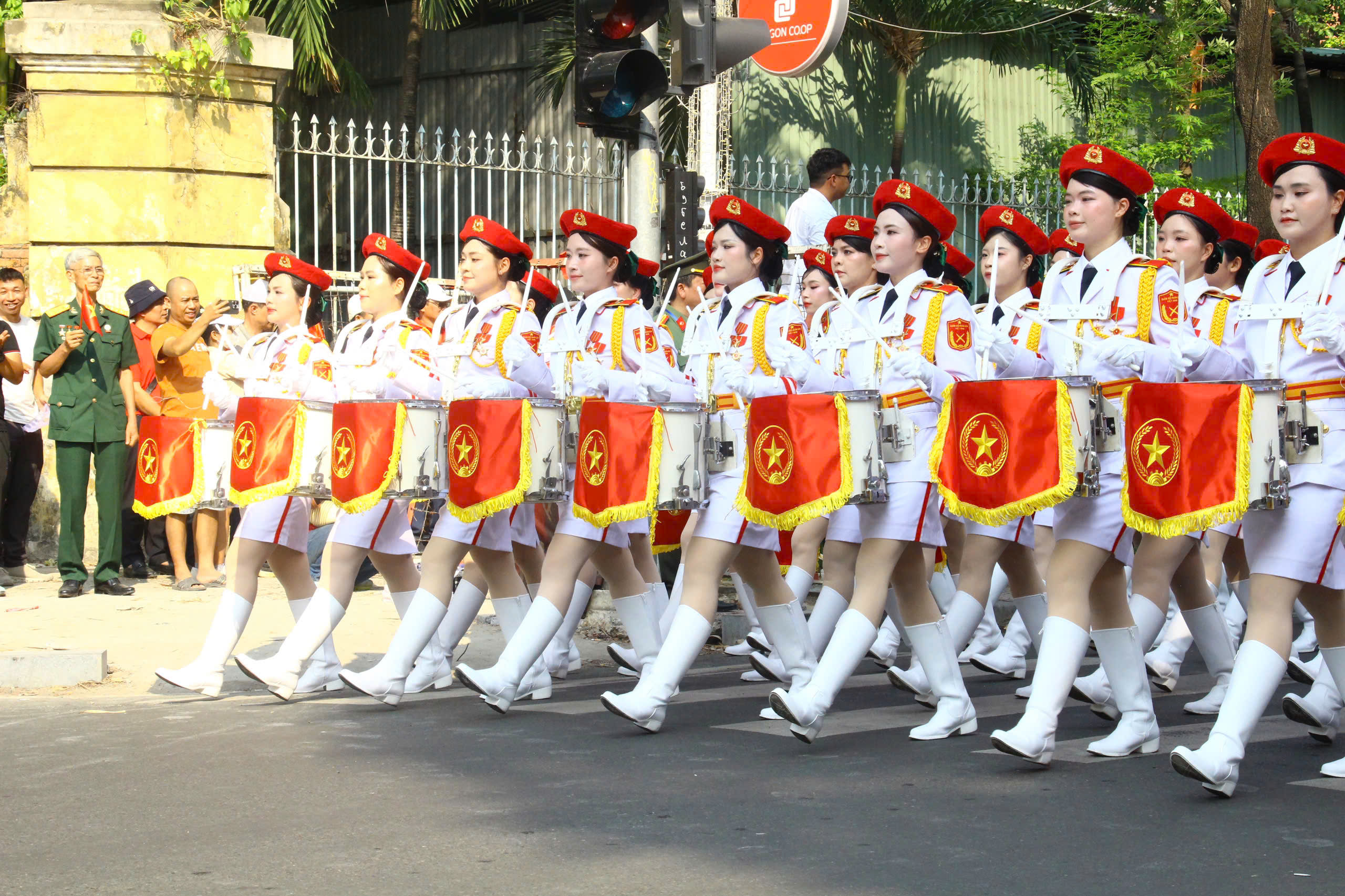 Những hình ảnh ấn tượng tại Lễ kỷ niệm 50 năm Giải phóng miền Nam, thống nhất đất nước- Ảnh 13. Những hình ảnh ấn tượng tại Lễ kỷ niệm 50 năm Giải phóng miền Nam, thống nhất đất nước- Ảnh 13.