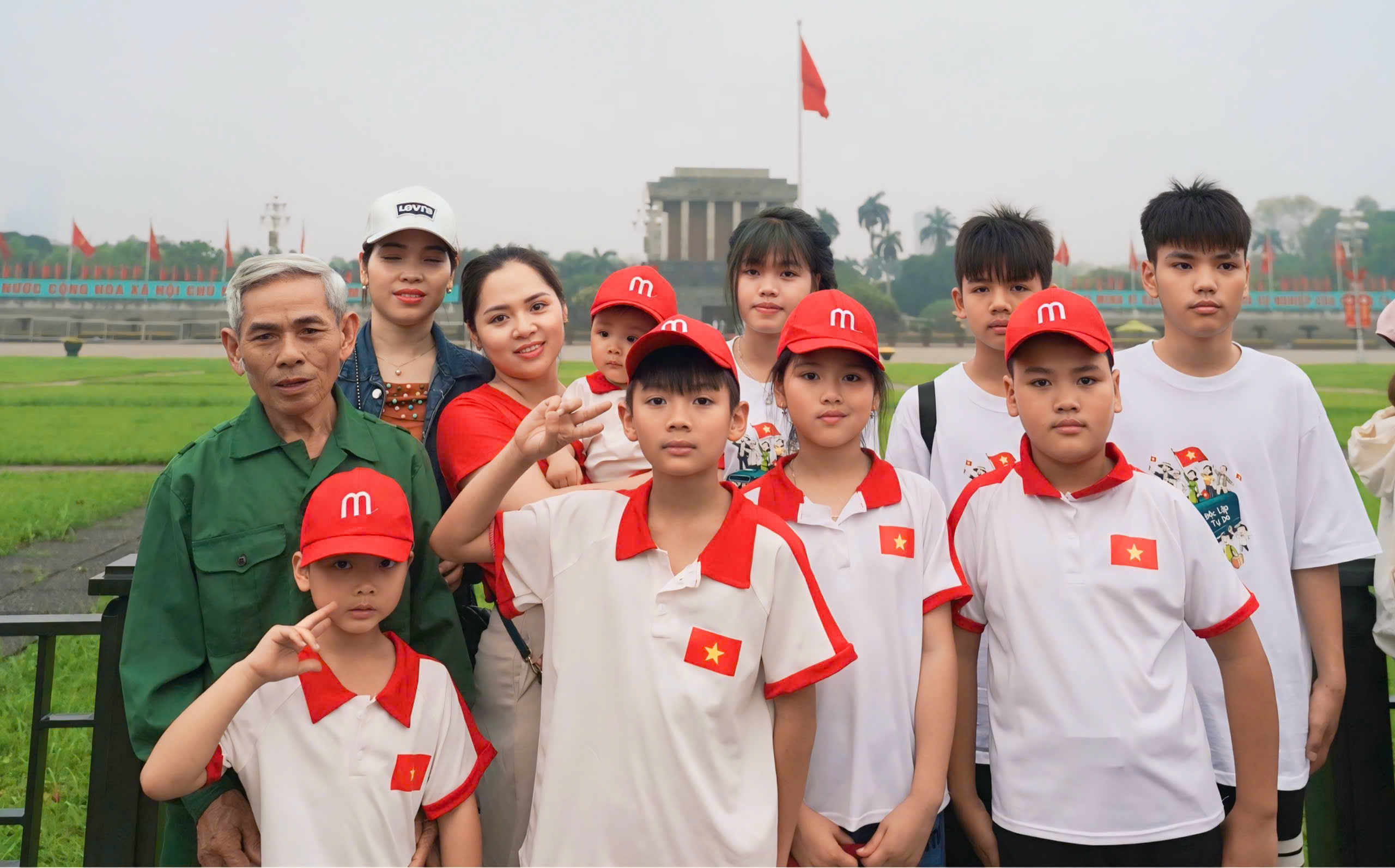 Hà Nội: Người dân, du khách hân hoan đón lễ 30/4 trên khắp phố phường- Ảnh 6. Hà Nội: Người dân, du khách hân hoan đón lễ 30/4 trên khắp phố phường- Ảnh 6.