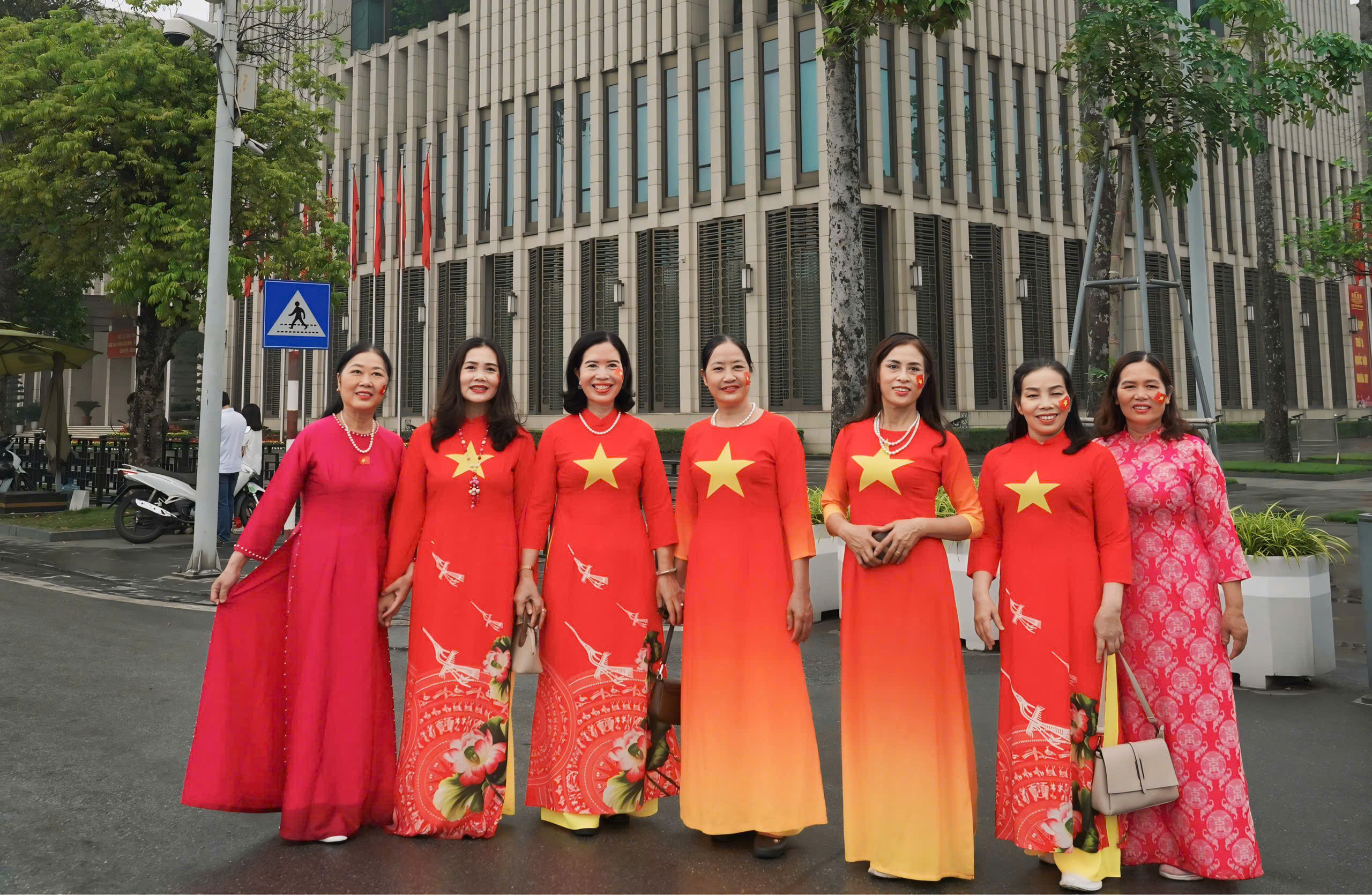 Hà Nội: Người dân, du khách hân hoan đón lễ 30/4 trên khắp phố phường- Ảnh 7. Hà Nội: Người dân, du khách hân hoan đón lễ 30/4 trên khắp phố phường- Ảnh 7.