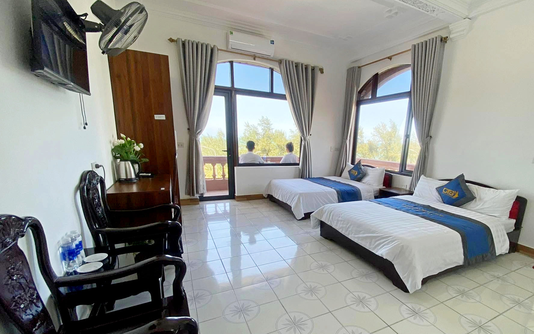 H&agrave;ng vạn du kh&aacute;ch đổ về biển Cửa L&ograve; dịp nghỉ lễ- Ảnh 3.