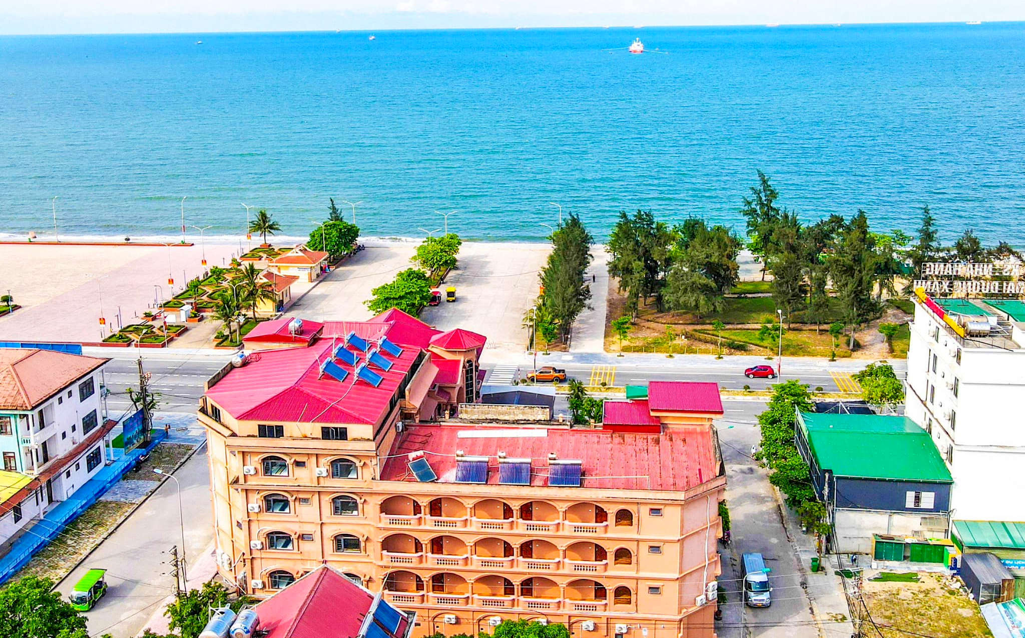 H&agrave;ng vạn du kh&aacute;ch đổ về biển Cửa L&ograve; dịp nghỉ lễ- Ảnh 2.