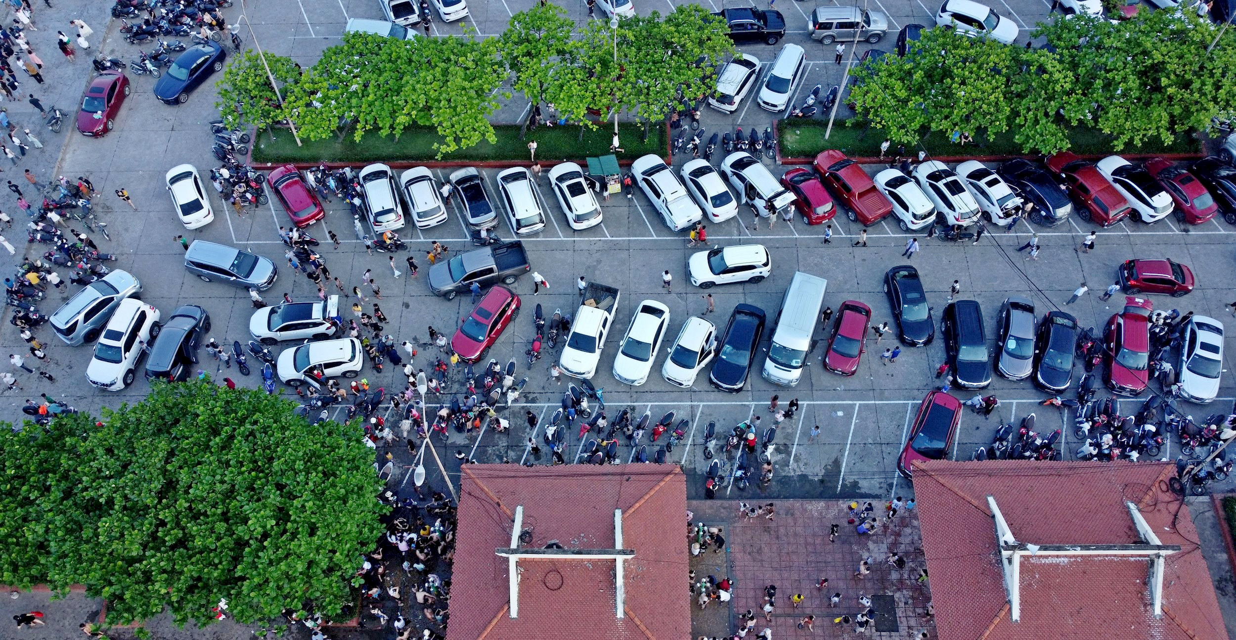 H&agrave;ng vạn du kh&aacute;ch đổ về biển Cửa L&ograve; dịp nghỉ lễ- Ảnh 6.